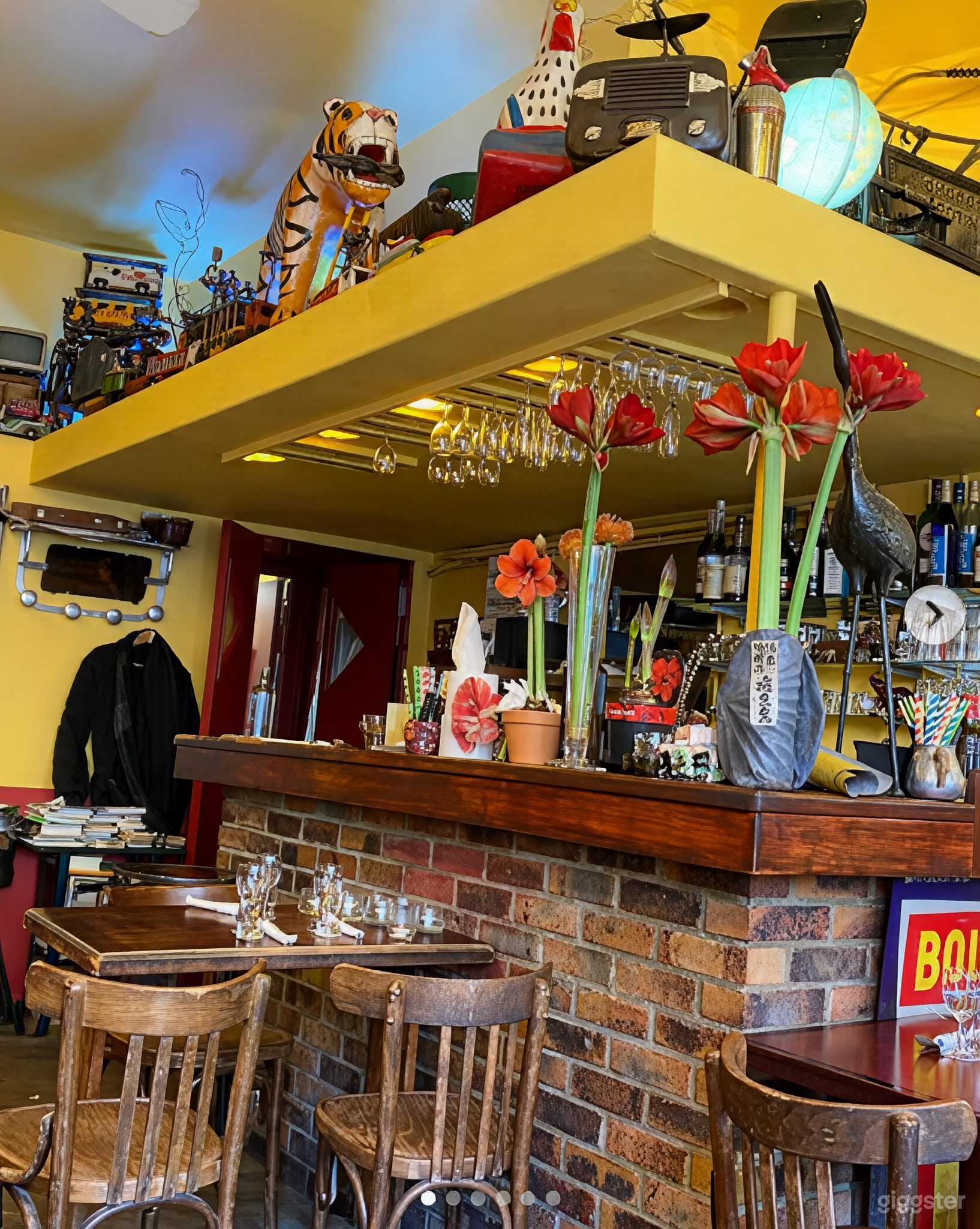 Photo de Restaurant parisien chaleureux au charme rétro 3