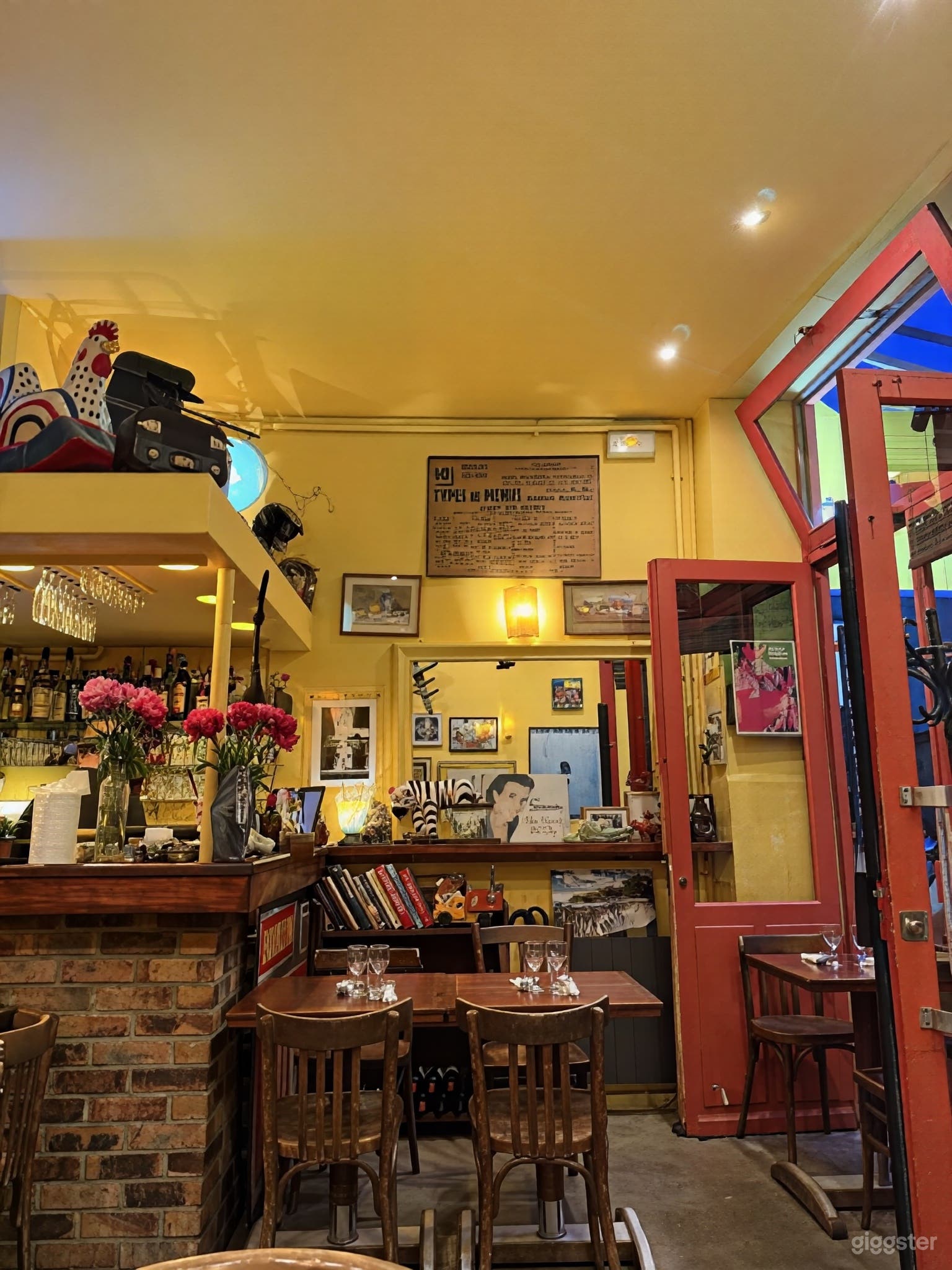 Photo de Restaurant parisien chaleureux au charme rétro 4