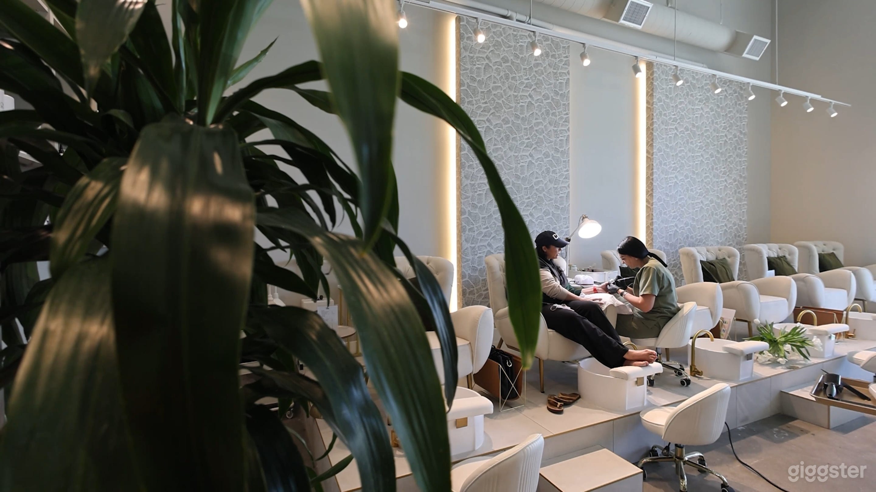 Luxury nail salon Photo 2