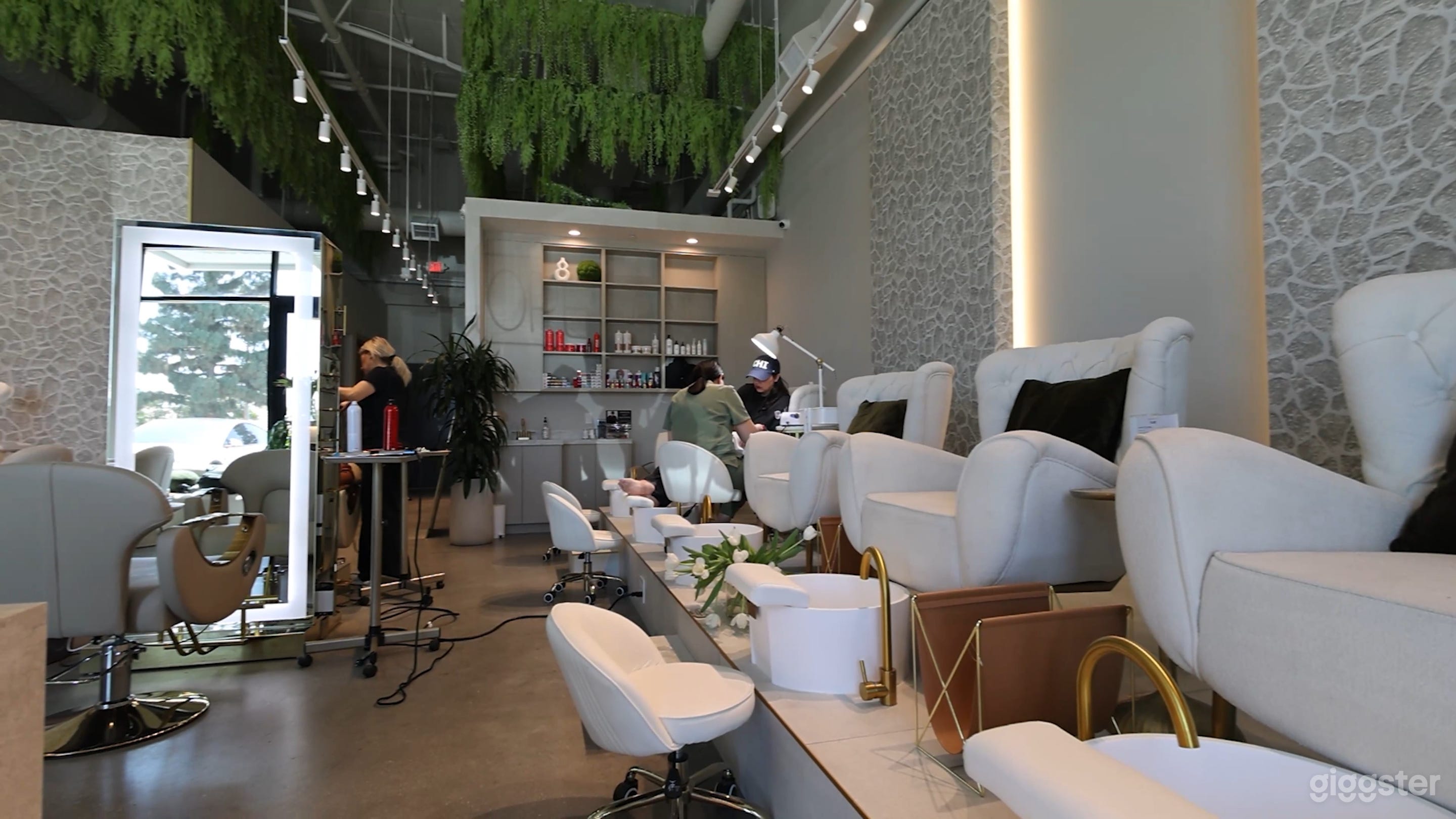 Luxury nail salon Photo 3