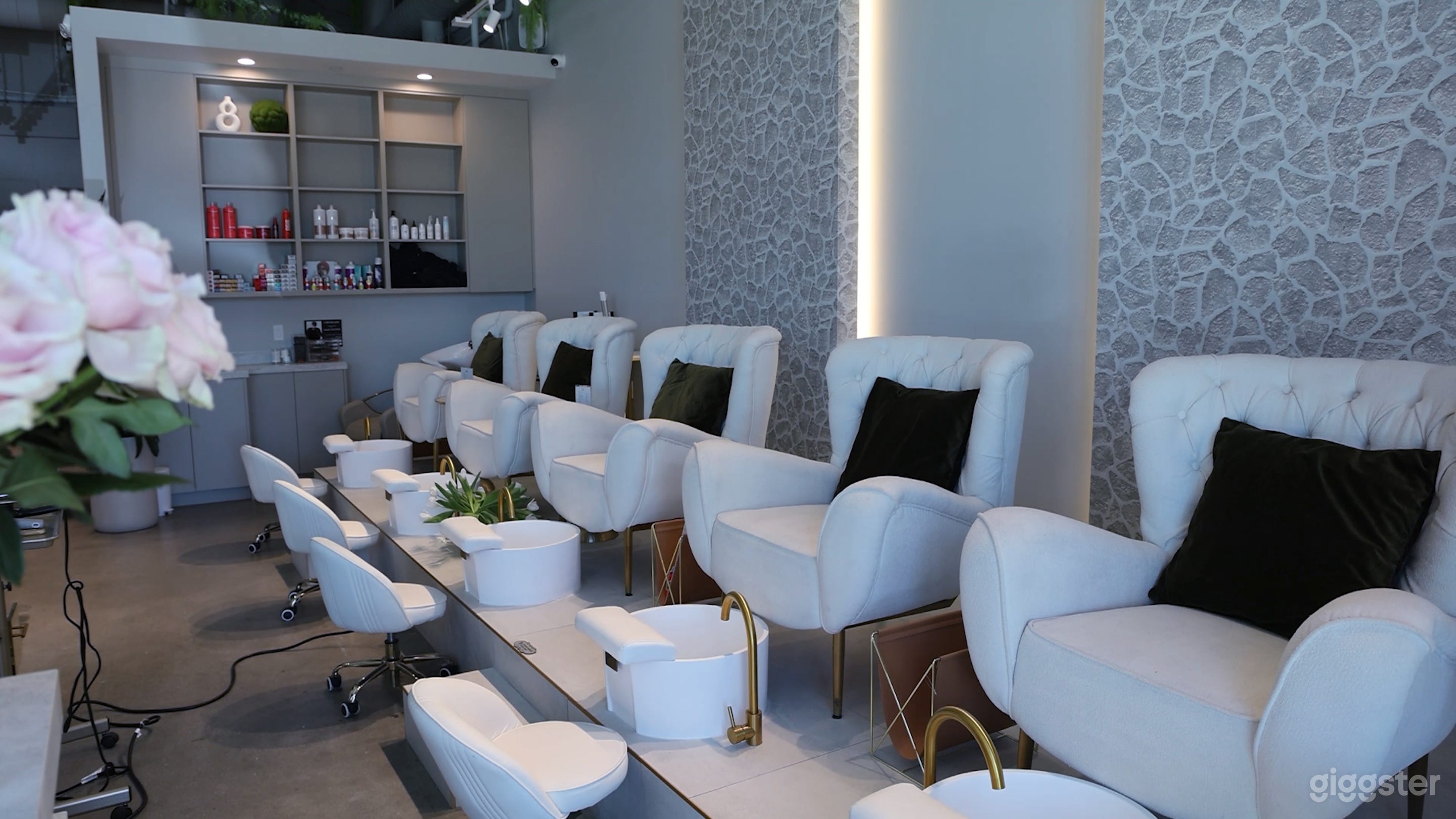 Luxury nail salon Photo 4