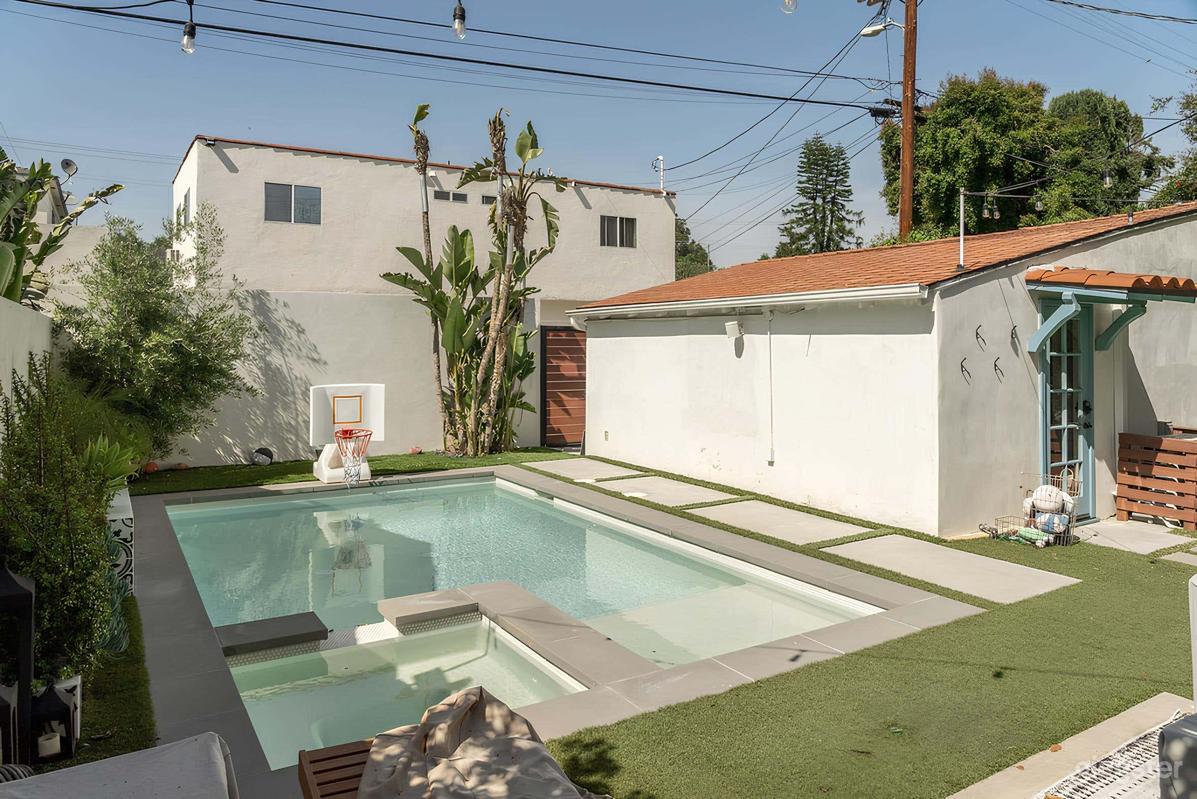 Modern Oasis Pool &amp; Garden Photo 2