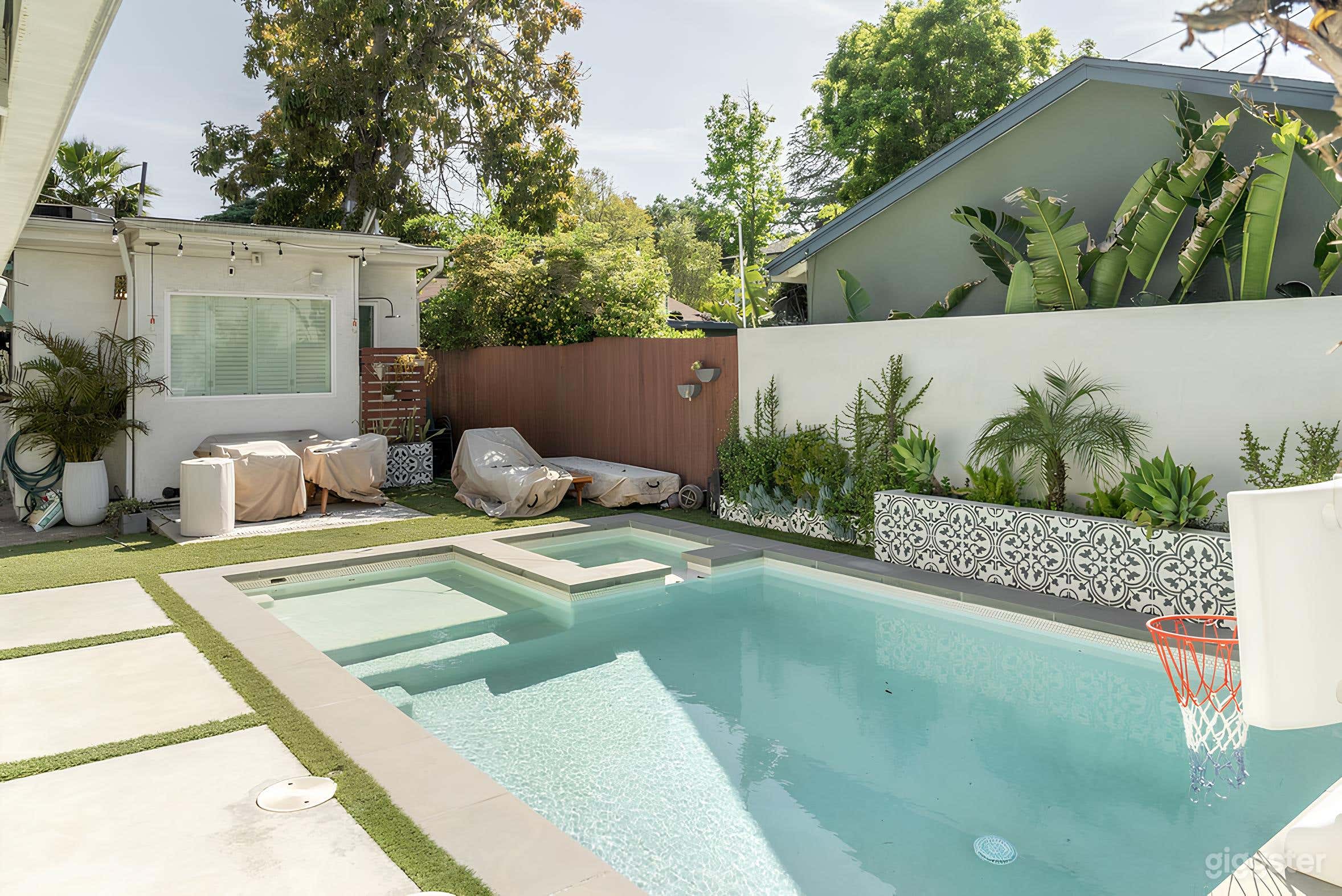 Modern Oasis Pool &amp; Garden Photo 1