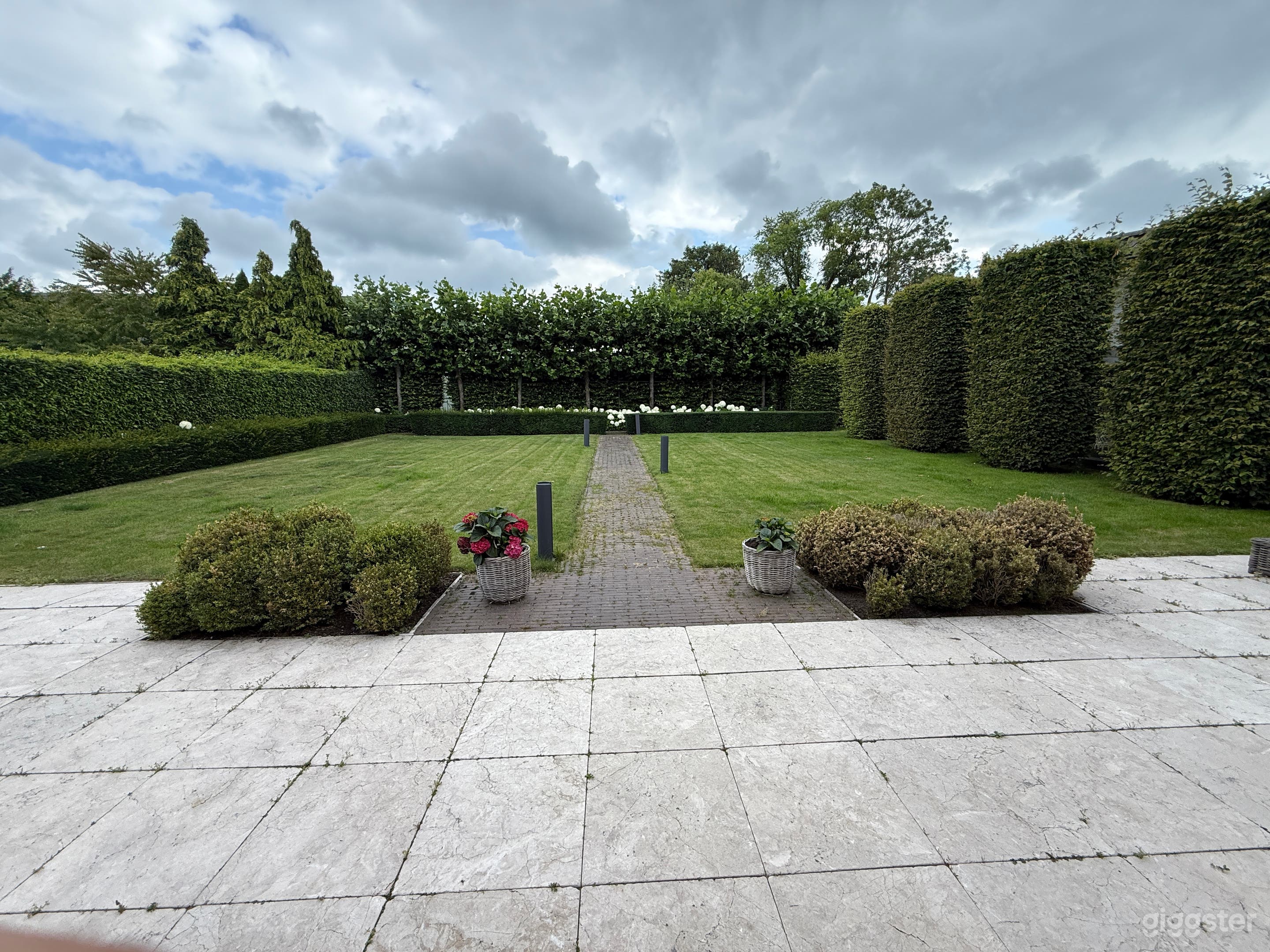 Large private yard with character - creative shoots welcome Photo 1