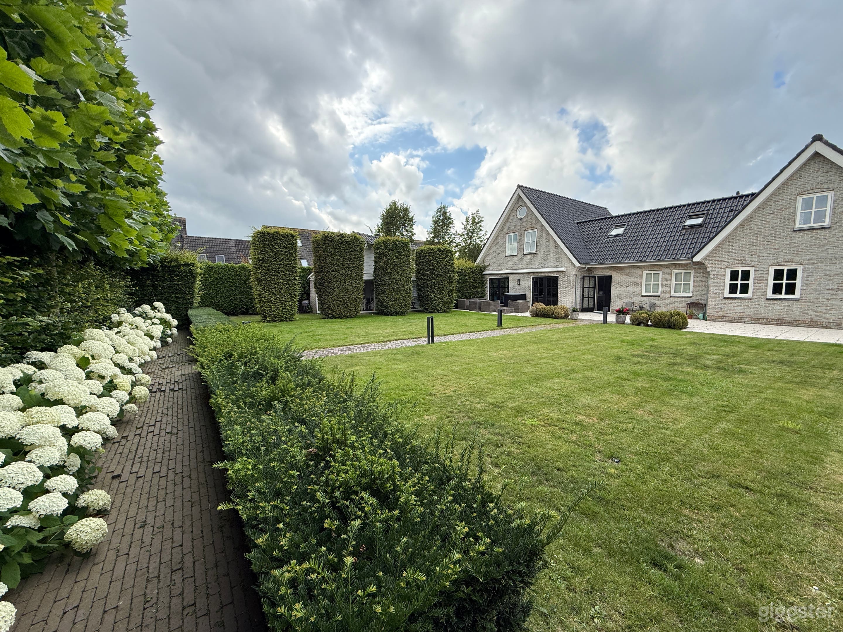 Large private yard with character - creative shoots welcome Photo 3