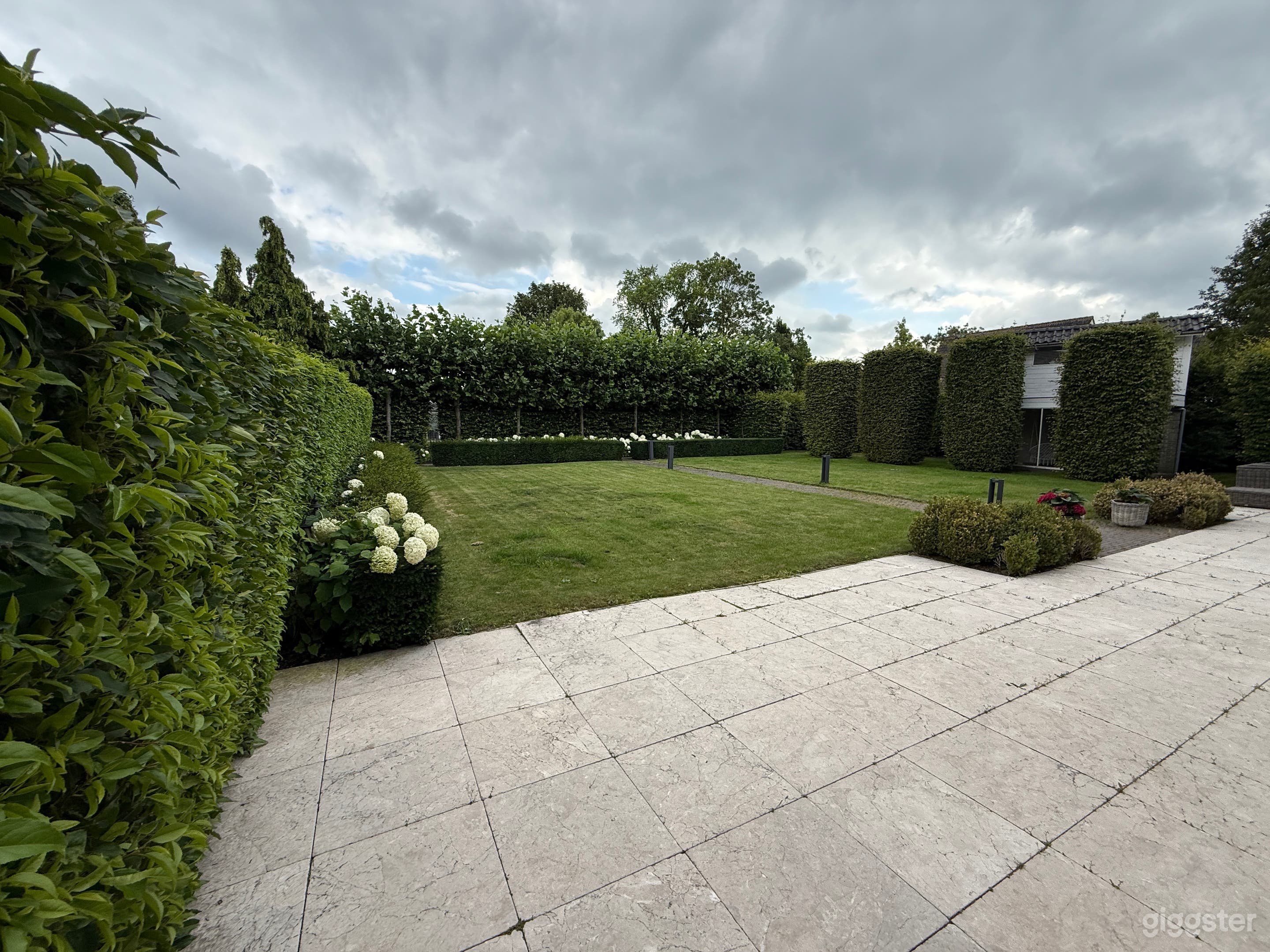 Large private yard with character - creative shoots welcome Photo 2