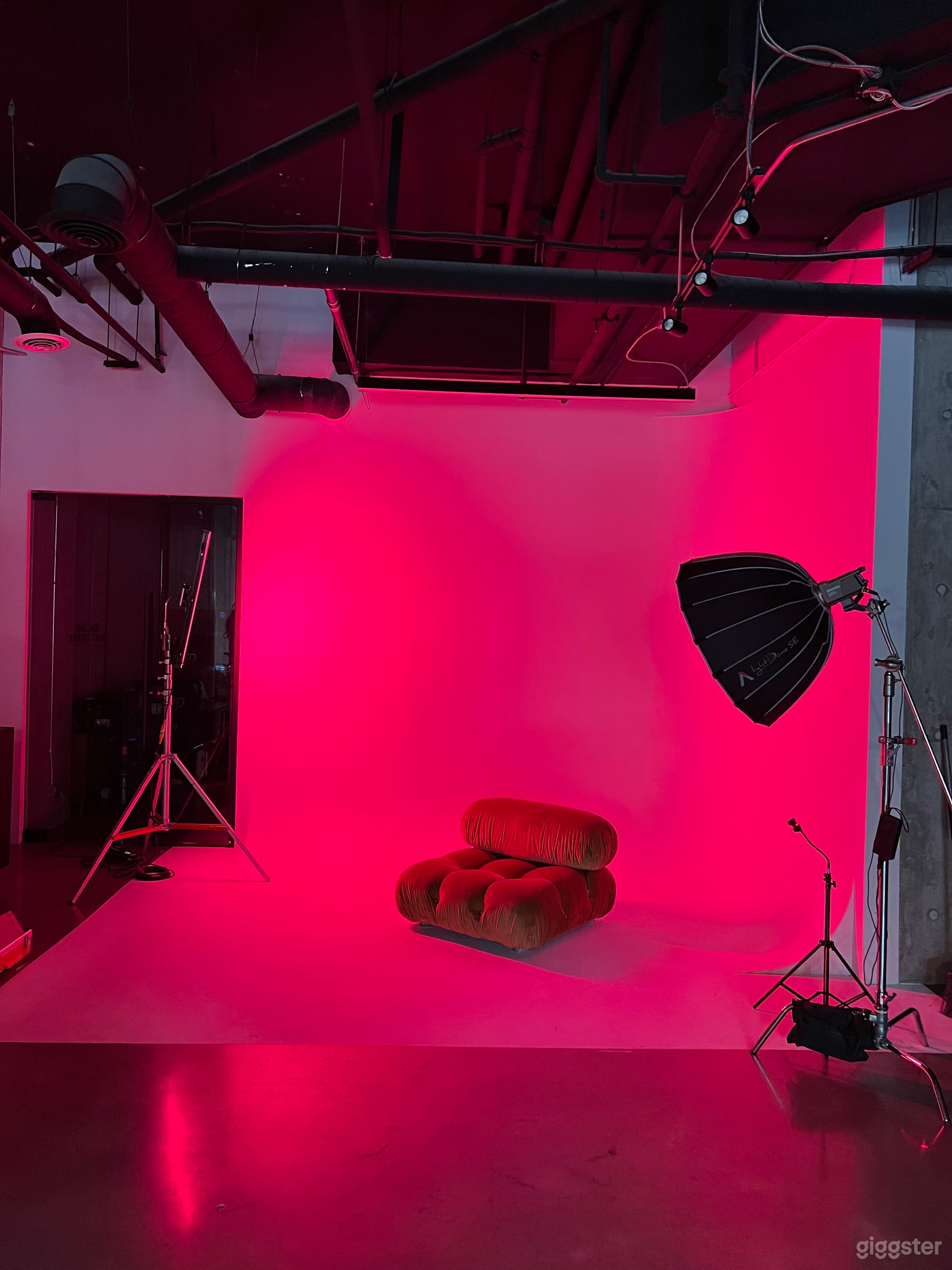 Cyclorama wall - KING & BATHURST Photo 2