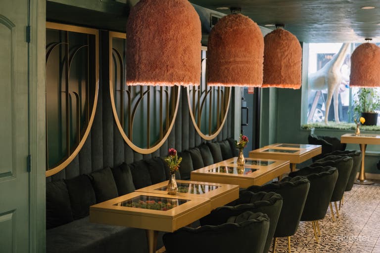  Charming Cafe in the heart of Manhattan 