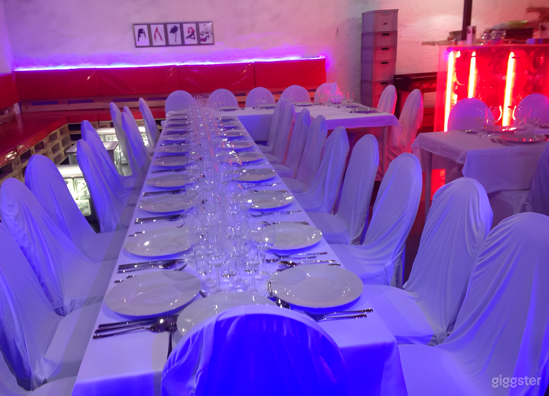 Poolclub-Lounge mit LED-Beleuchtung, Garten und Dachboden Foto 4