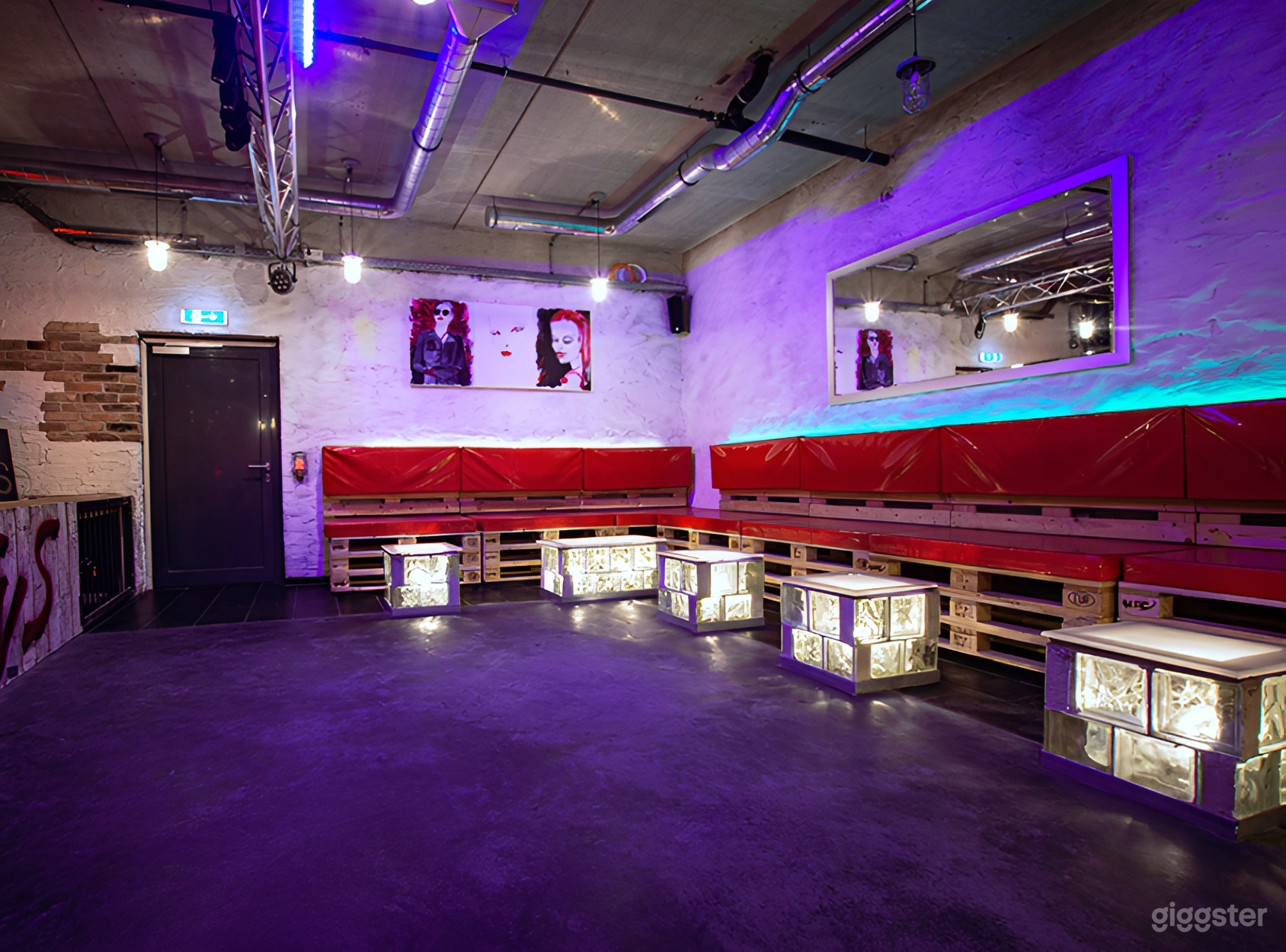 Poolclub-Lounge mit LED-Beleuchtung, Garten und Dachboden Foto 1