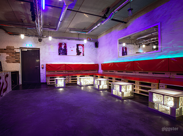  Poolclub-Lounge mit LED-Beleuchtung, Garten und Dachboden 