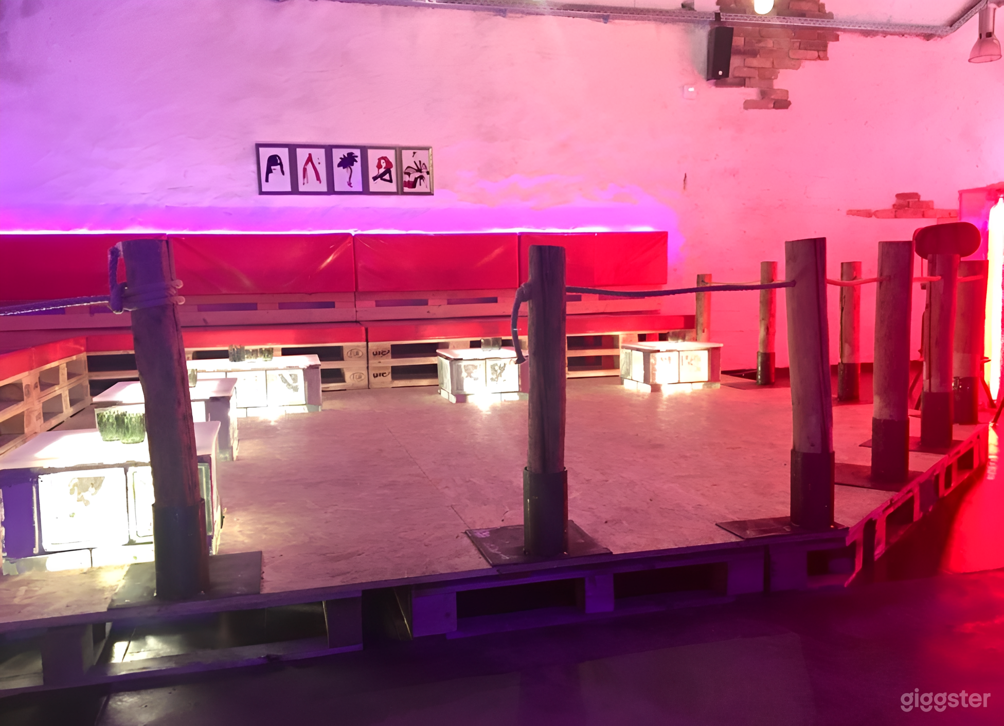 Poolclub-Lounge mit LED-Beleuchtung, Garten und Dachboden Foto 3