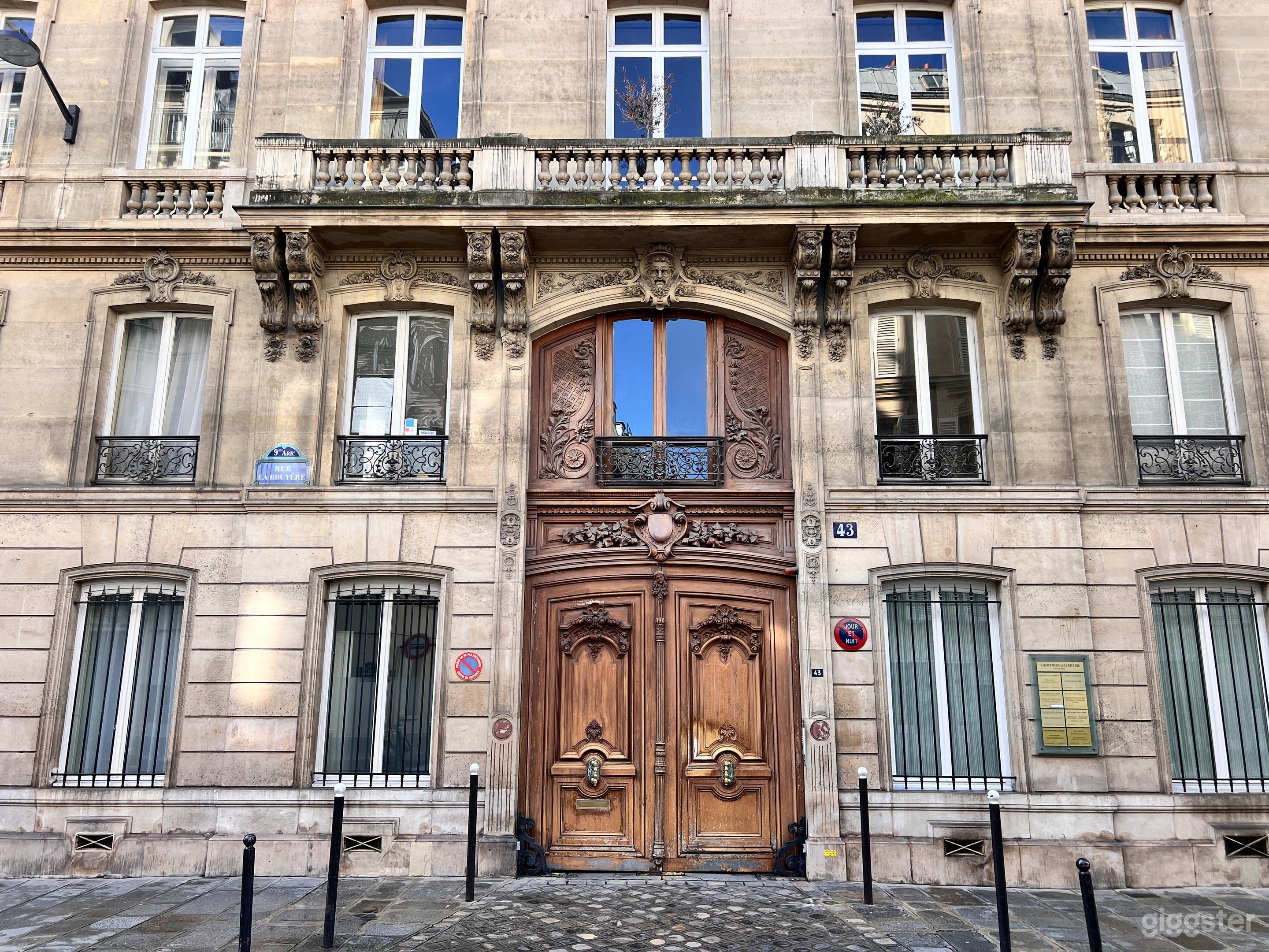 Haussmannian Building Facade – A magnificent 19th-century Parisian facade featuring ornate stonework and an impressive carved wooden entrance.
