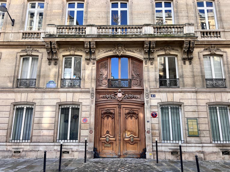  Haussmannian Building Facade – A magnificent 19th-century Parisian facade featuring ornate stonework and an impressive carved wooden entrance. 