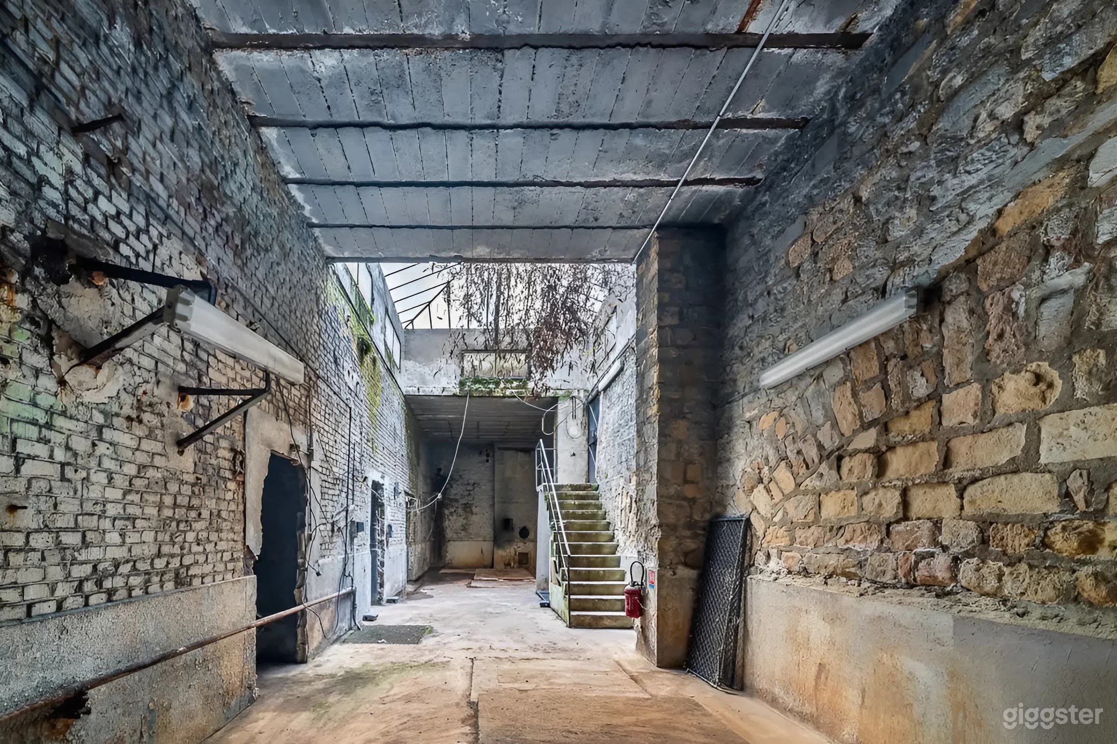 Photo de The Raw Vault | Industrial Basement Photo & Film Location 2