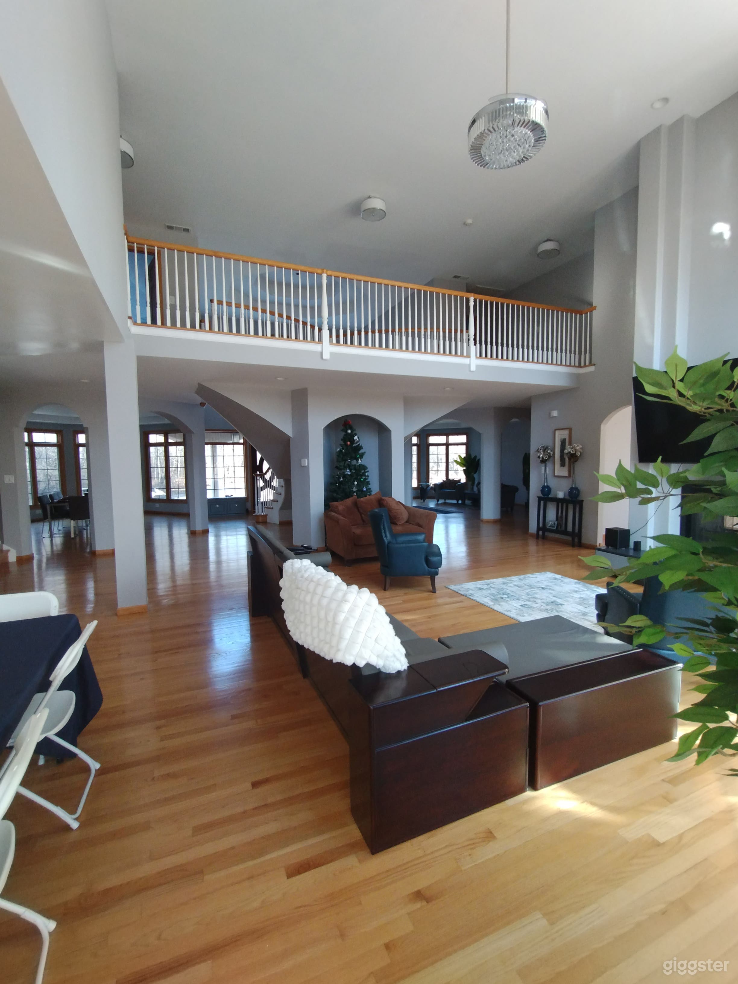 Elegant Multi-Use Home Near Golf Course — Ideal for Events Photo 2