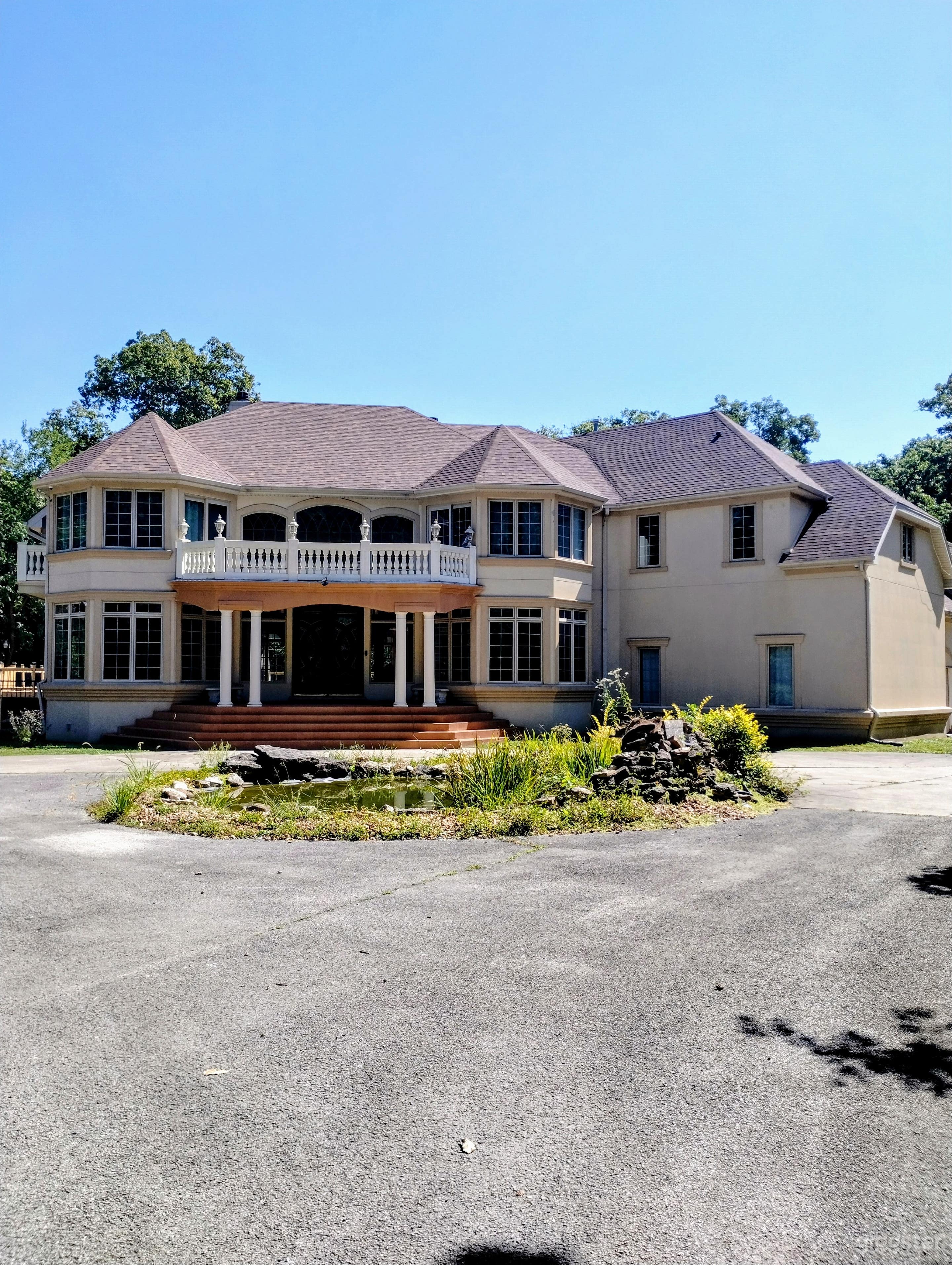 Elegant Multi-Use Home Near Golf Course — Ideal for Events Photo 1