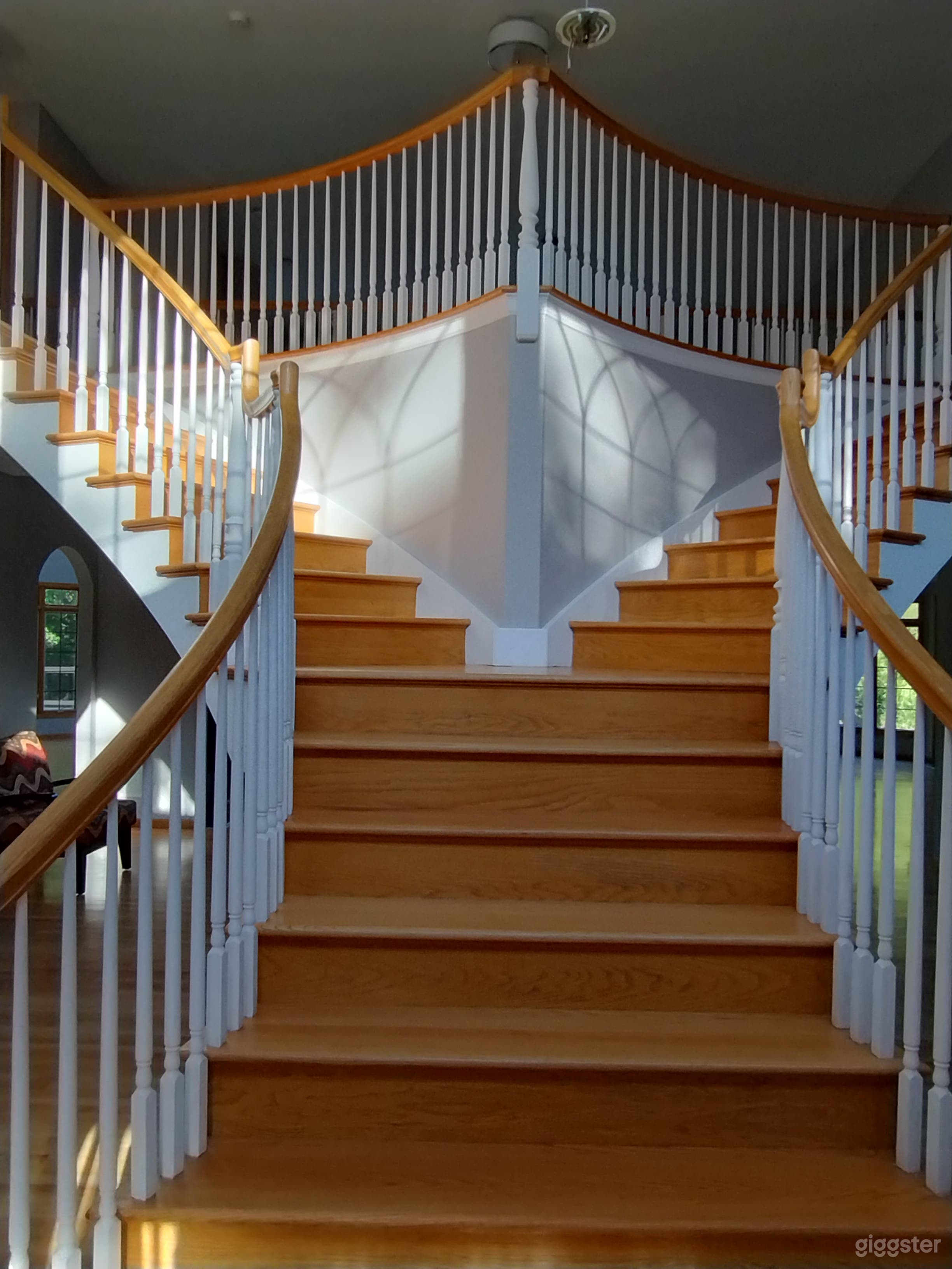 Elegant Multi-Use Home Near Golf Course — Ideal for Events Photo 3