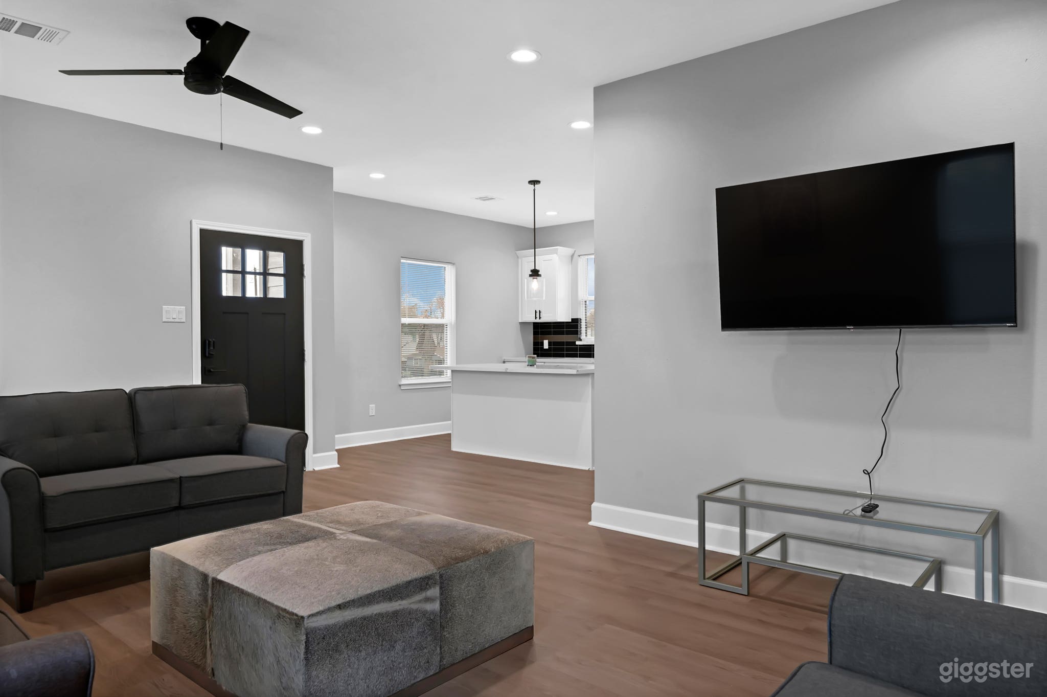 Versatile 6BR Filming House | Open Layout for TV, Movies &amp; V Photo 4