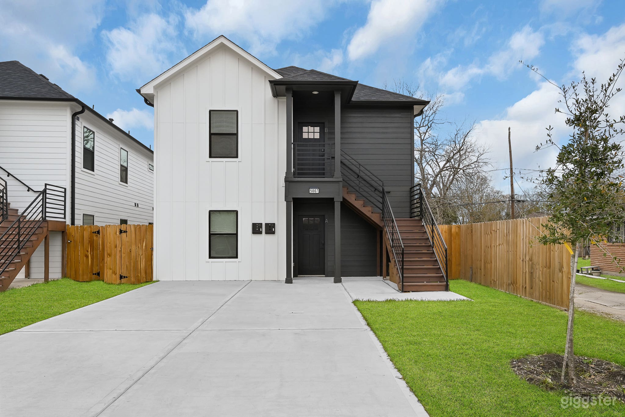 Versatile 6BR Filming House | Open Layout for TV, Movies &amp; V Photo 1