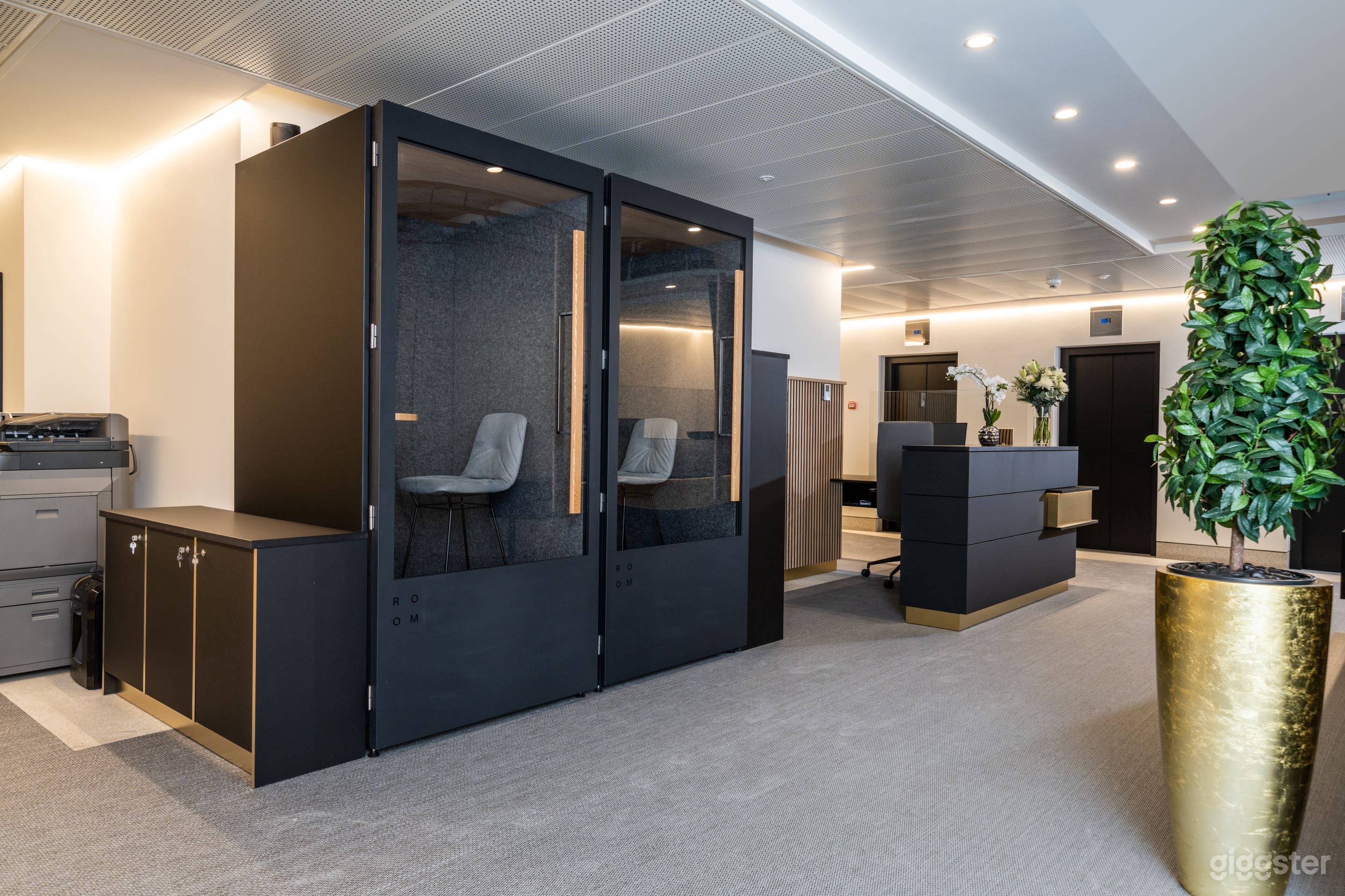 Well-Equipped Rousseau & Fontaine Conference Rooms Photo 4
