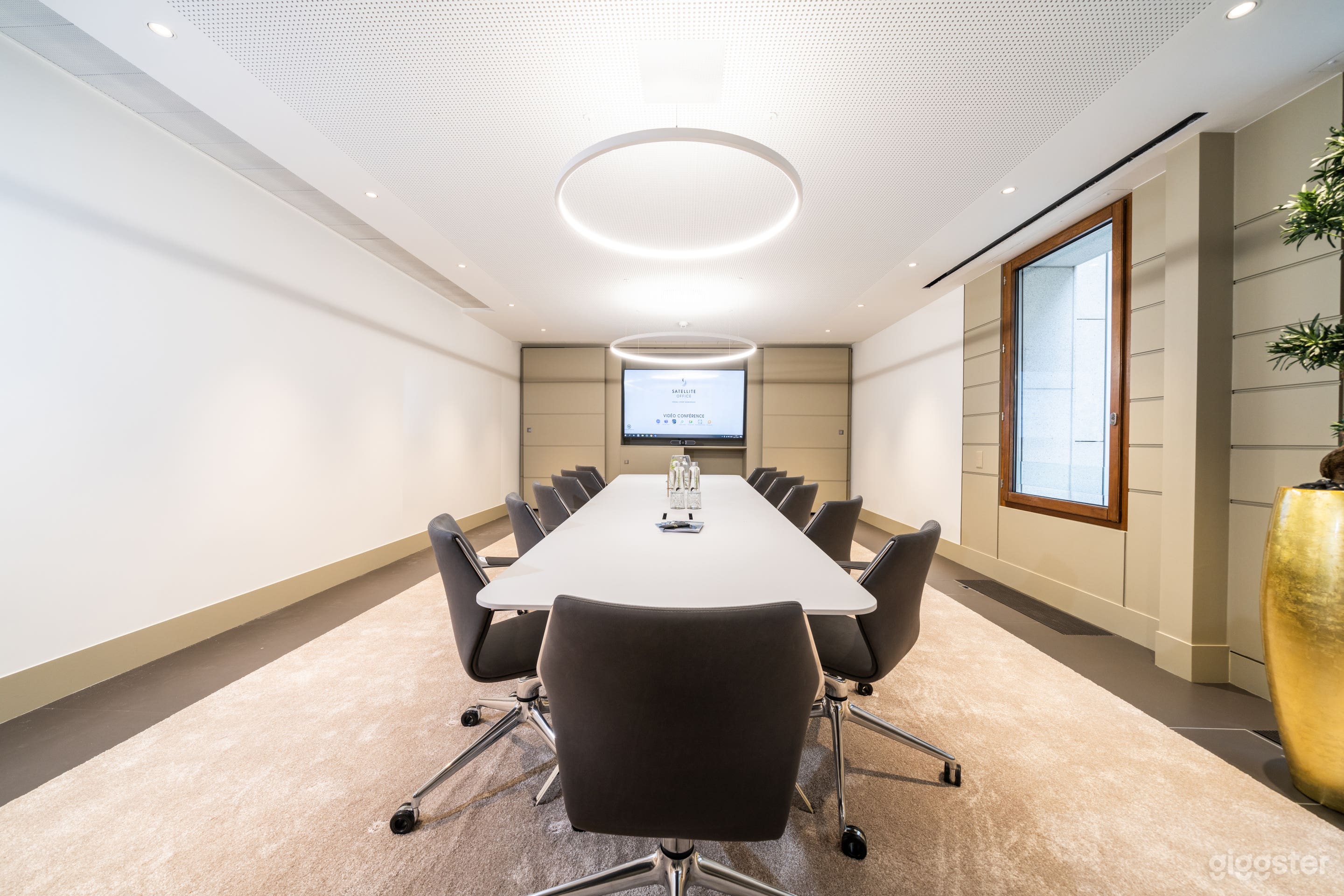 Well-Equipped Rousseau & Fontaine Conference Rooms Photo 3