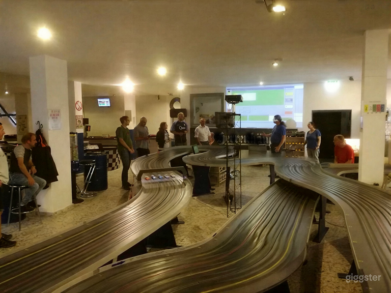  Slotcar-Rennstrecke mit Highspeed-Action & Eventlocation 