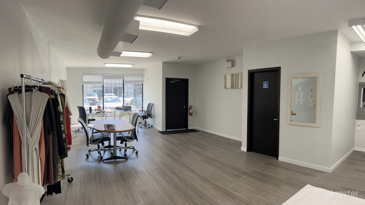 this space offers an excellent setting for capturing high-quality images. The open layout allows for versatile setups, making it perfect for fashion, product, or lifestyle shoots. It features a designated meeting area and workspaces, offering a combination