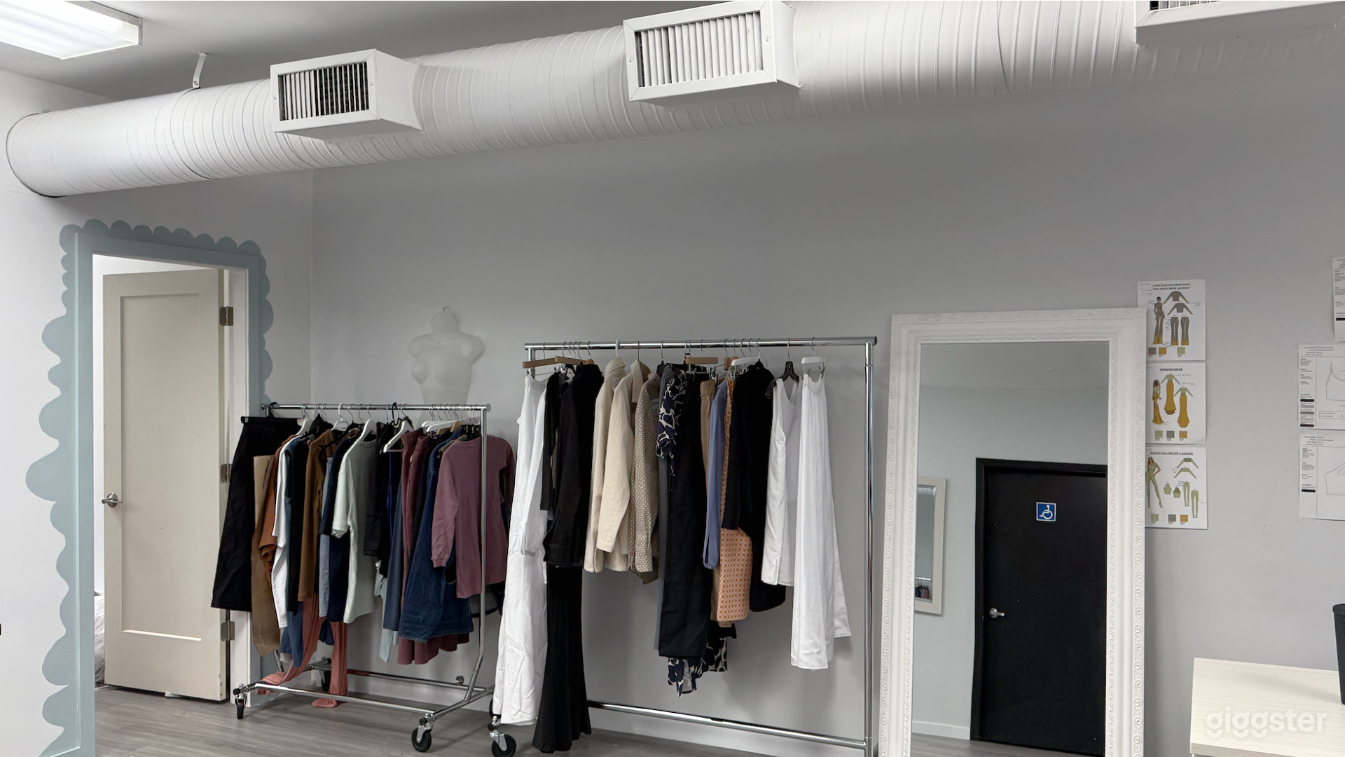 this space offers an excellent setting for capturing high-quality images. The open layout allows for versatile setups, making it perfect for fashion, product, or lifestyle shoots. It features a designated meeting area and workspaces, offering a combination