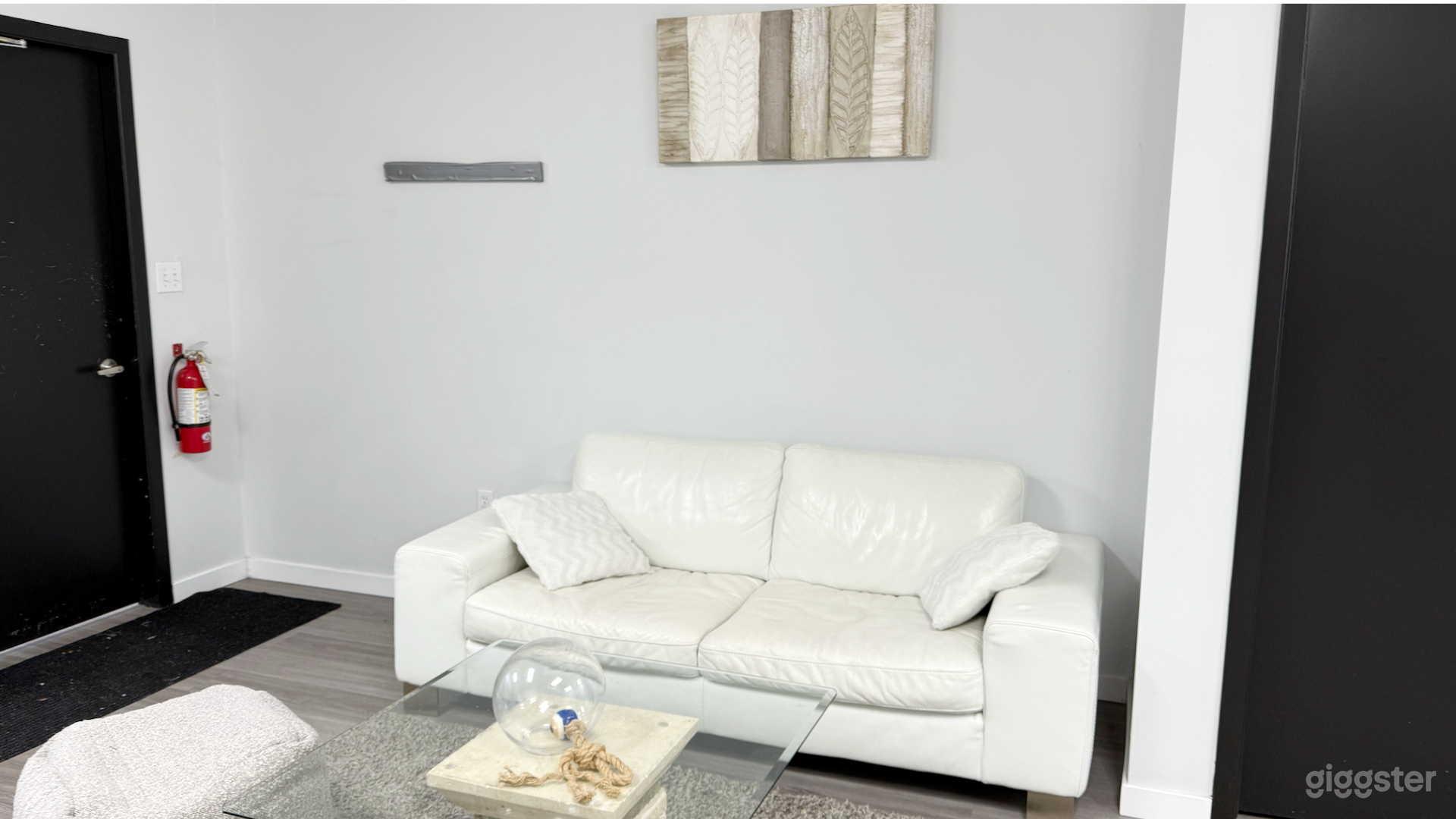 this space offers an excellent setting for capturing high-quality images. The open layout allows for versatile setups, making it perfect for fashion, product, or lifestyle shoots. It features a designated meeting area and workspaces, offering a combination