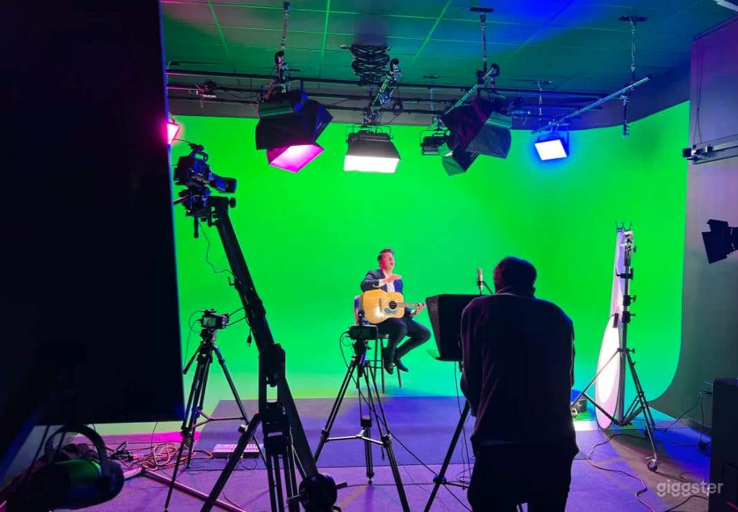 Green Screen Cyclorama for Innovative Production Photo 4