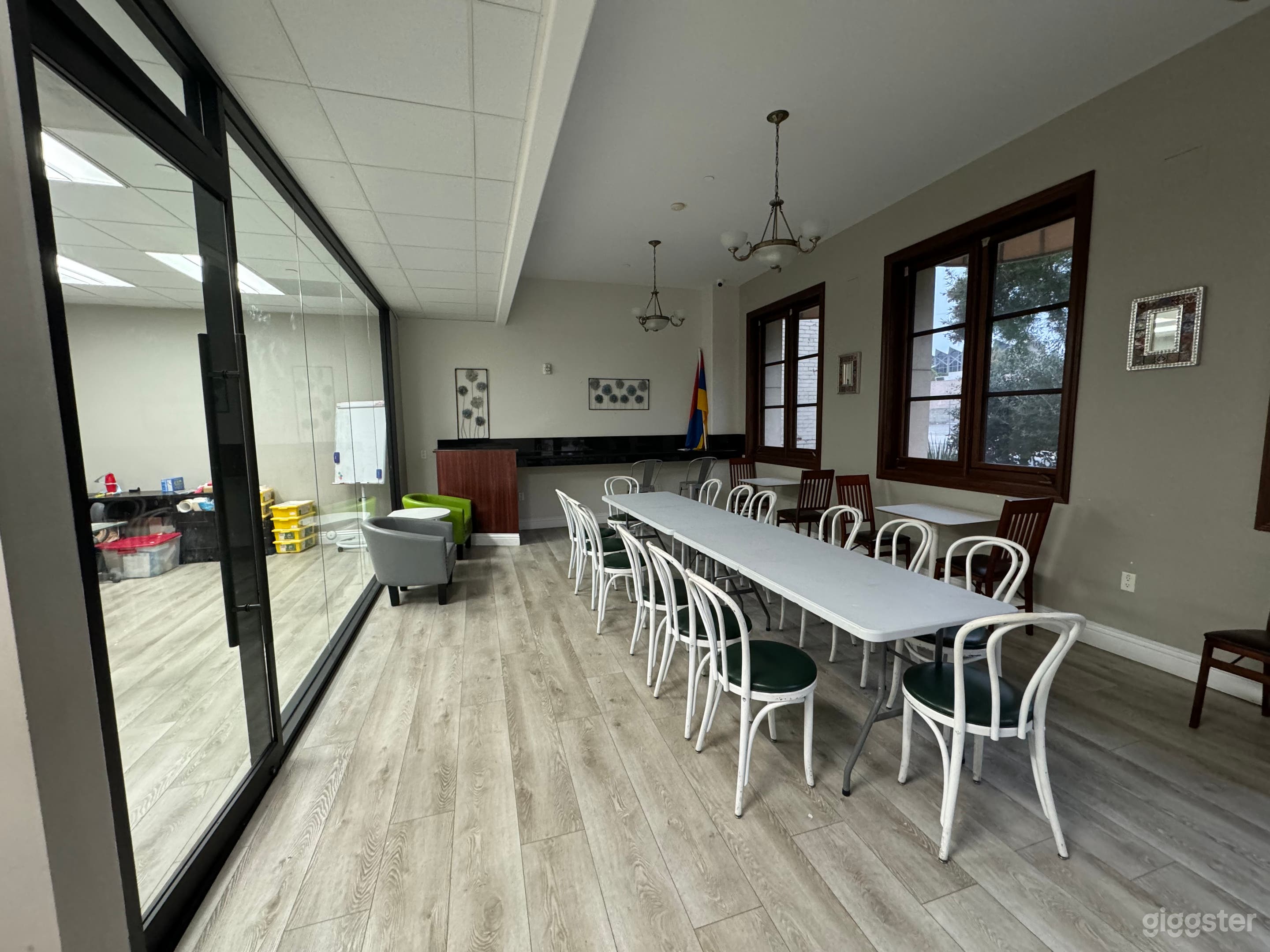 One of a kind production building in Glendale Photo 3