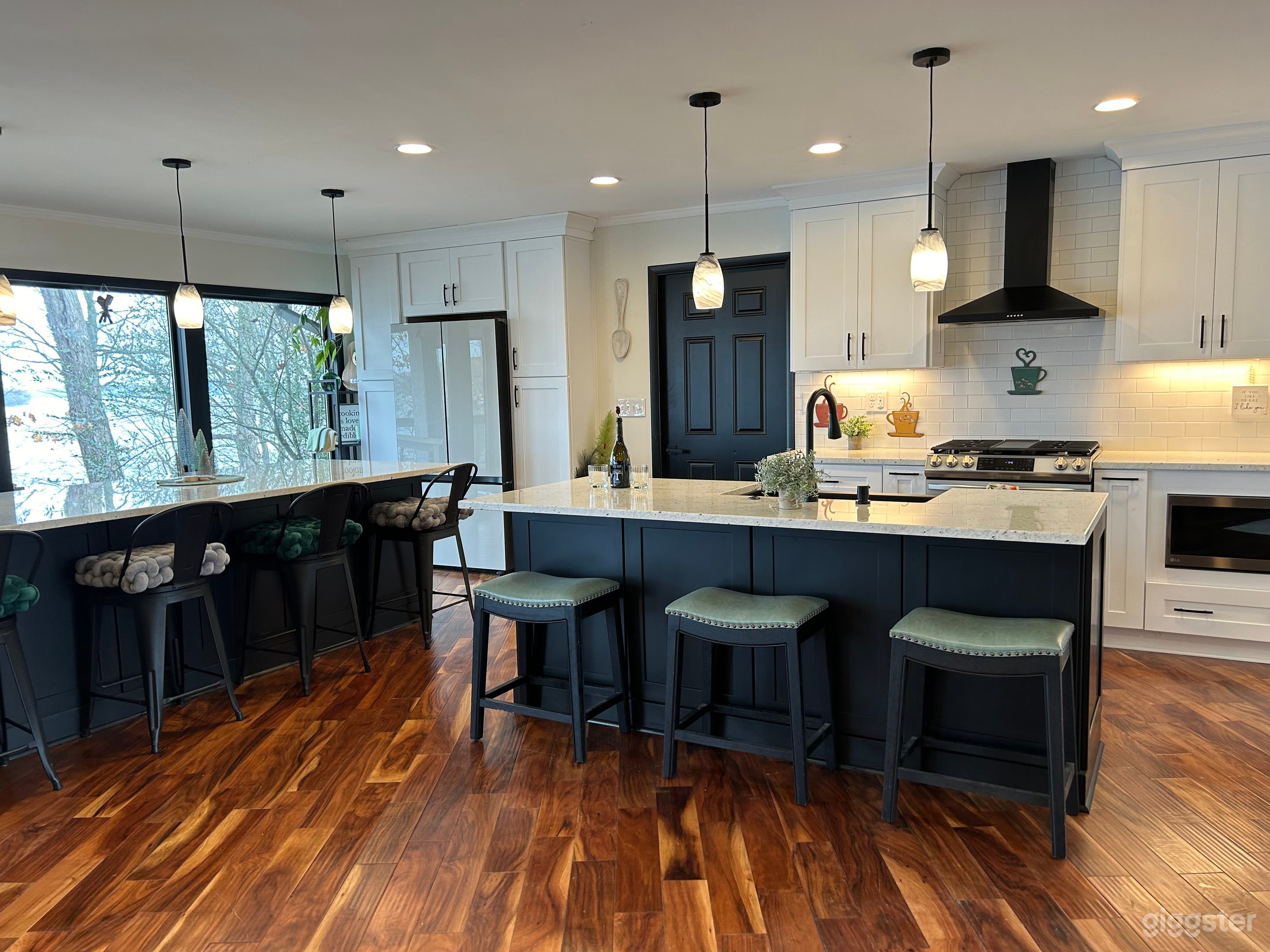 Serene lake house 180 expansive in your face view Photo 4