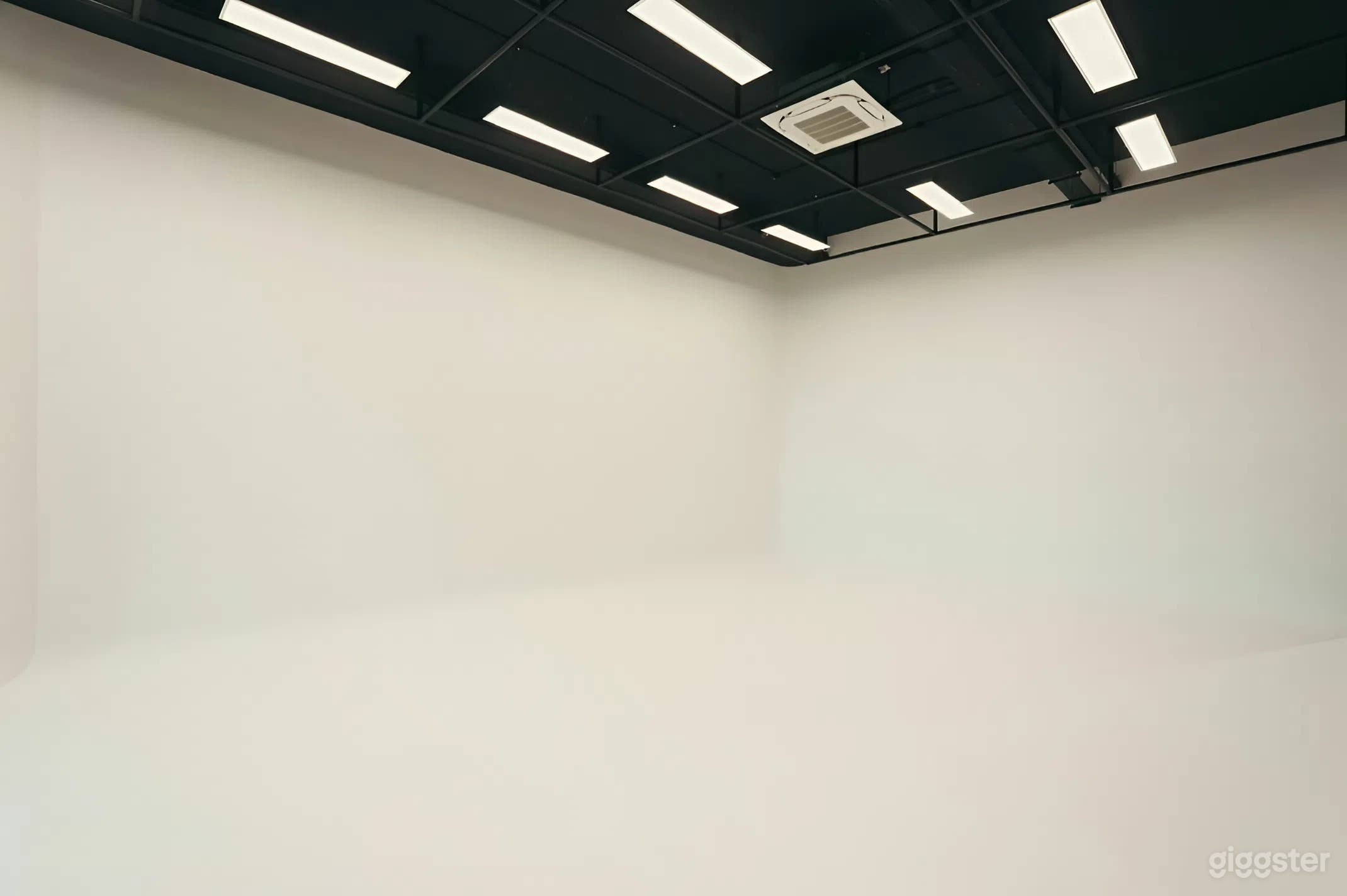Spacious White Cyclorama Studio with Natural Light Photo 4
