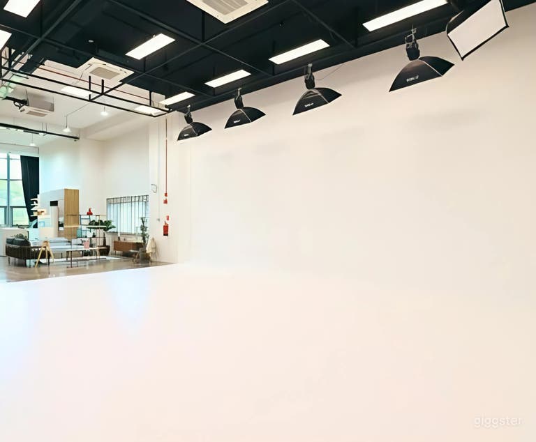  Estudio espacioso con ciclorama blanco y luz natural 