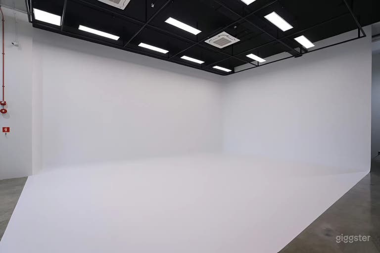  Estudio espacioso con ciclorama blanco y luz natural 