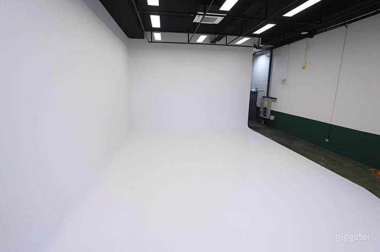  Estudio espacioso con ciclorama blanco y luz natural 
