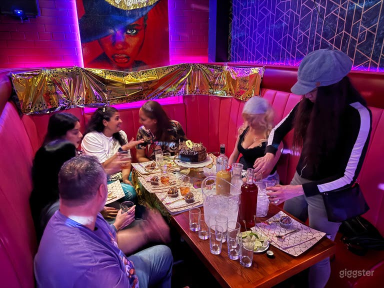  Booth availabe 7-10 people  