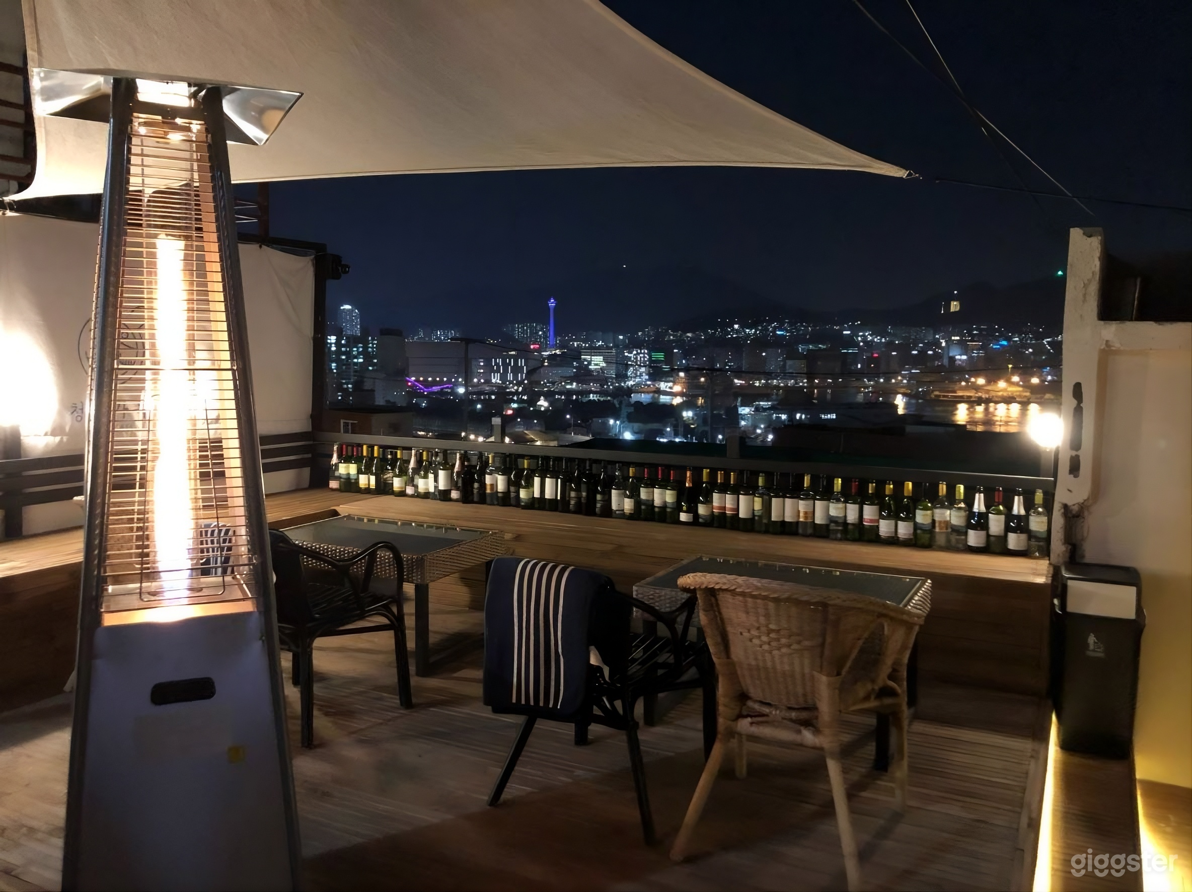제주 우아한 우드톤 칵테일 라운지 사진 3