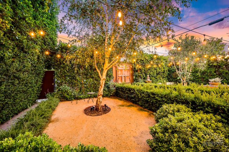  717: Zeitgenössisches Duplex mit Kamin & maßgeschneiderten Details 