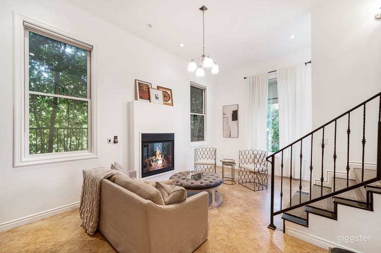  717: Zeitgenössisches Duplex mit Kamin & maßgeschneiderten Details 