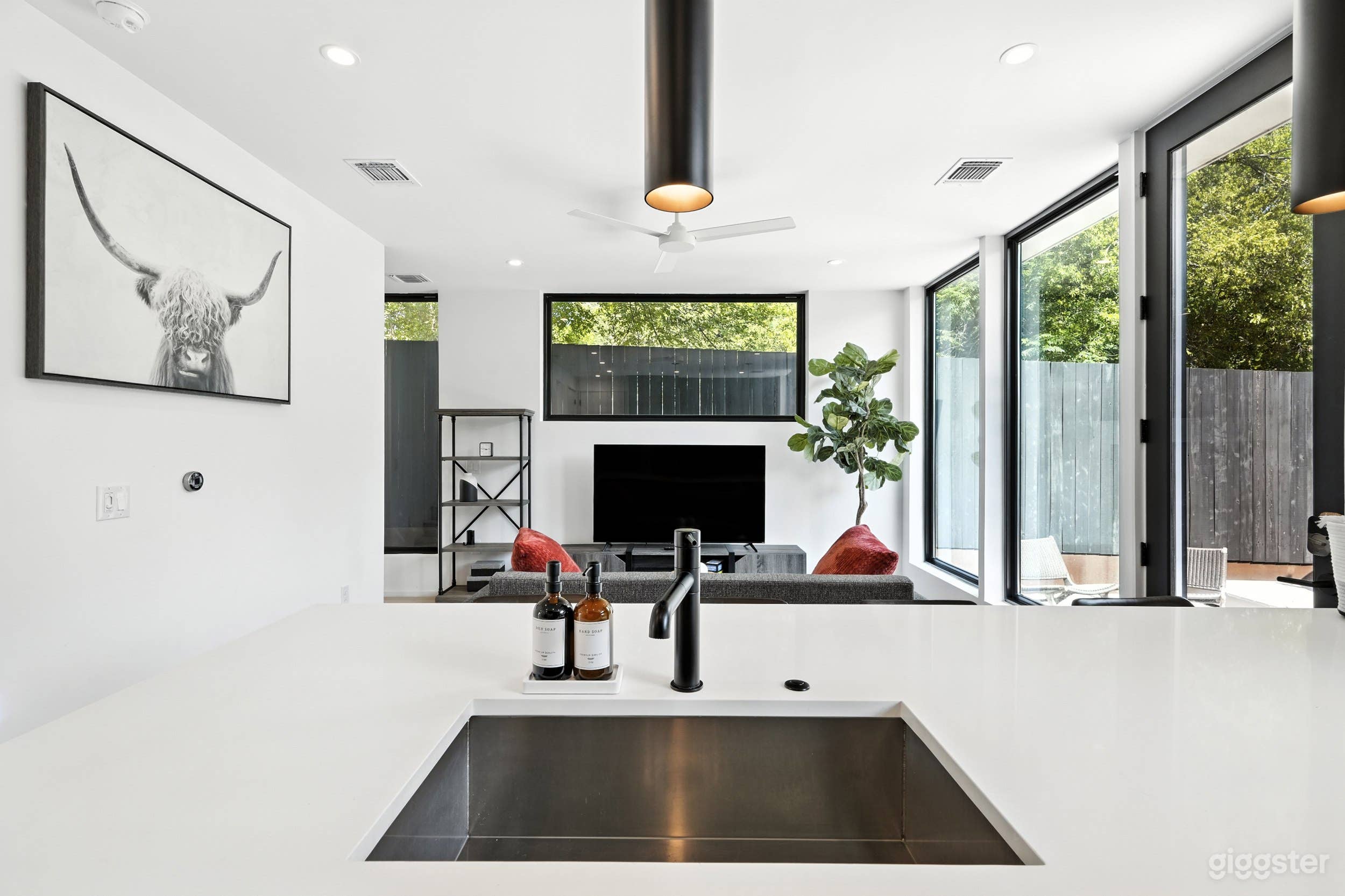 Stylish Casita with Hot Tub – Sleeps 6 Photo 3