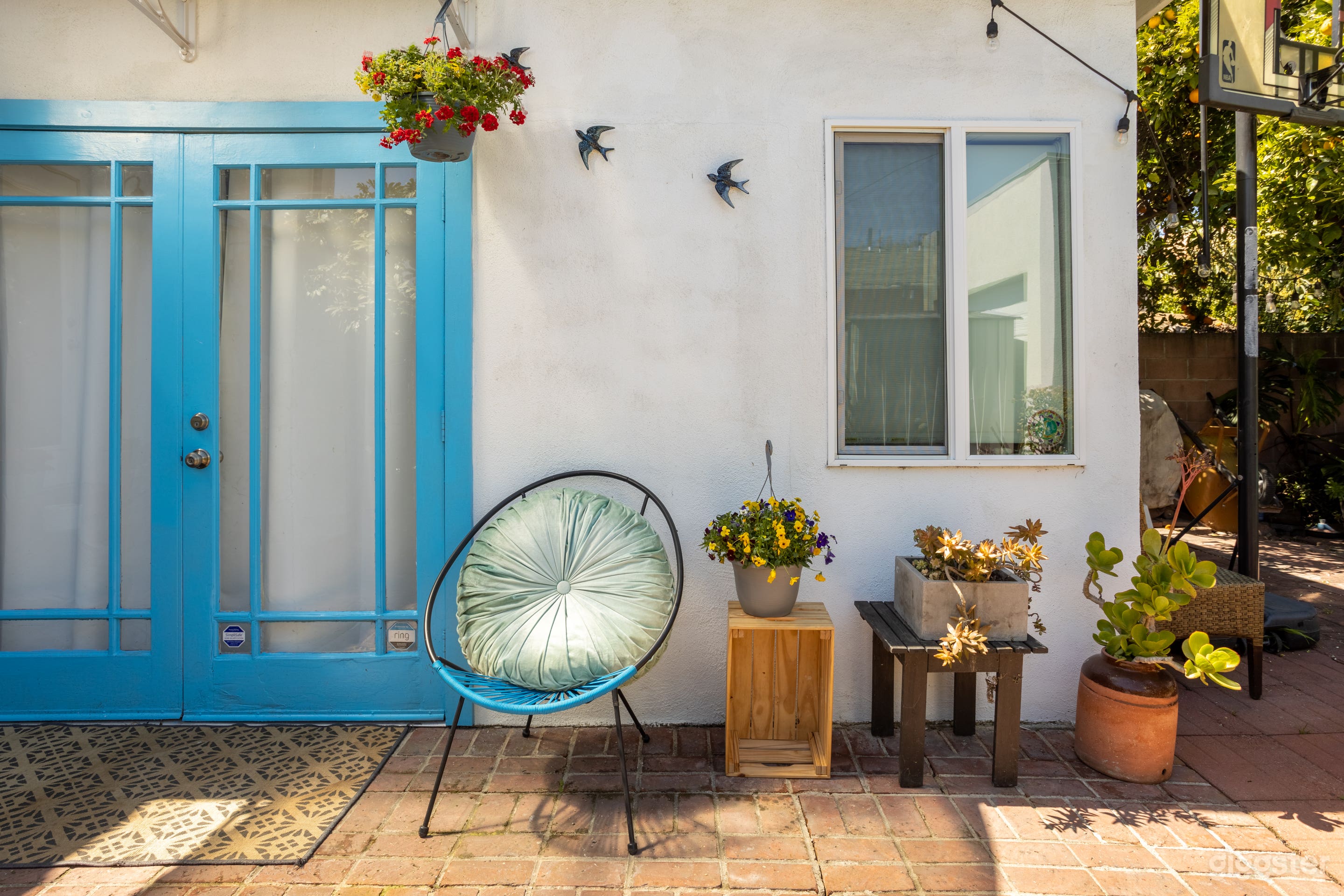 Near DTLA Zen Backyard and Front patio Photo 3