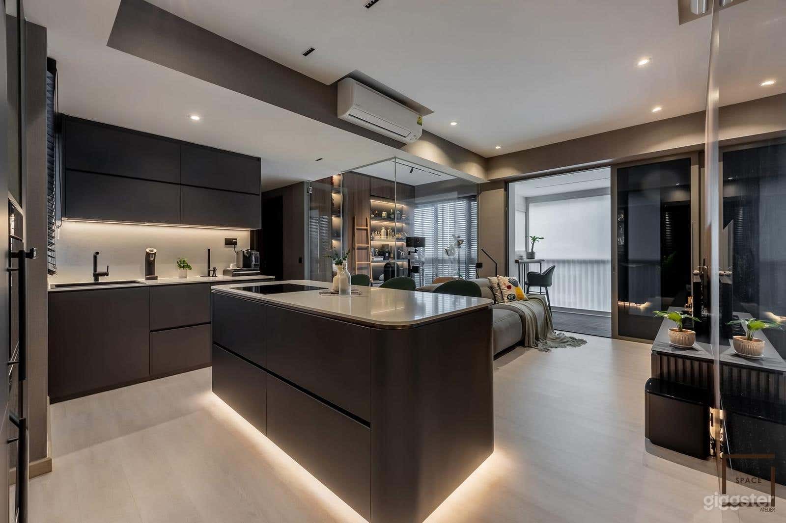 Modern luxe condo with a blend of elegant, natural light Photo 2
