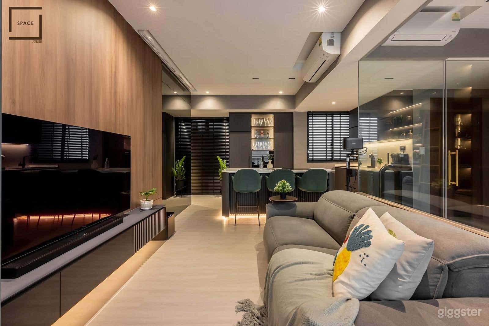 Modern luxe condo with a blend of elegant, natural light Photo 1