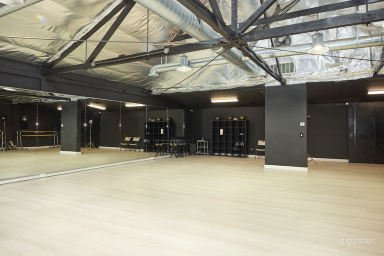  This studio boasts a dedicated green room with private entry, as well as a private restroom.Premium Non-slip Dance Flooring, Anti-Fogging Mirrors, 2 Premium Loudspeakers with Bluetooth/Aux. 