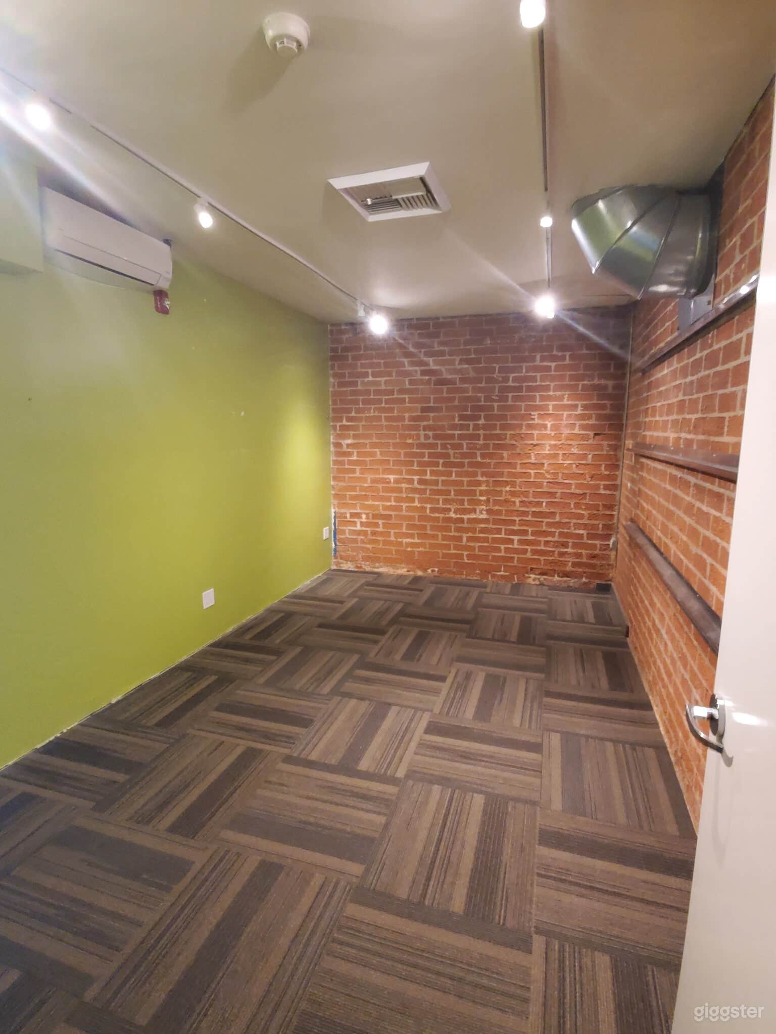 Office Space with Both Traditional and Unique Features Photo 2