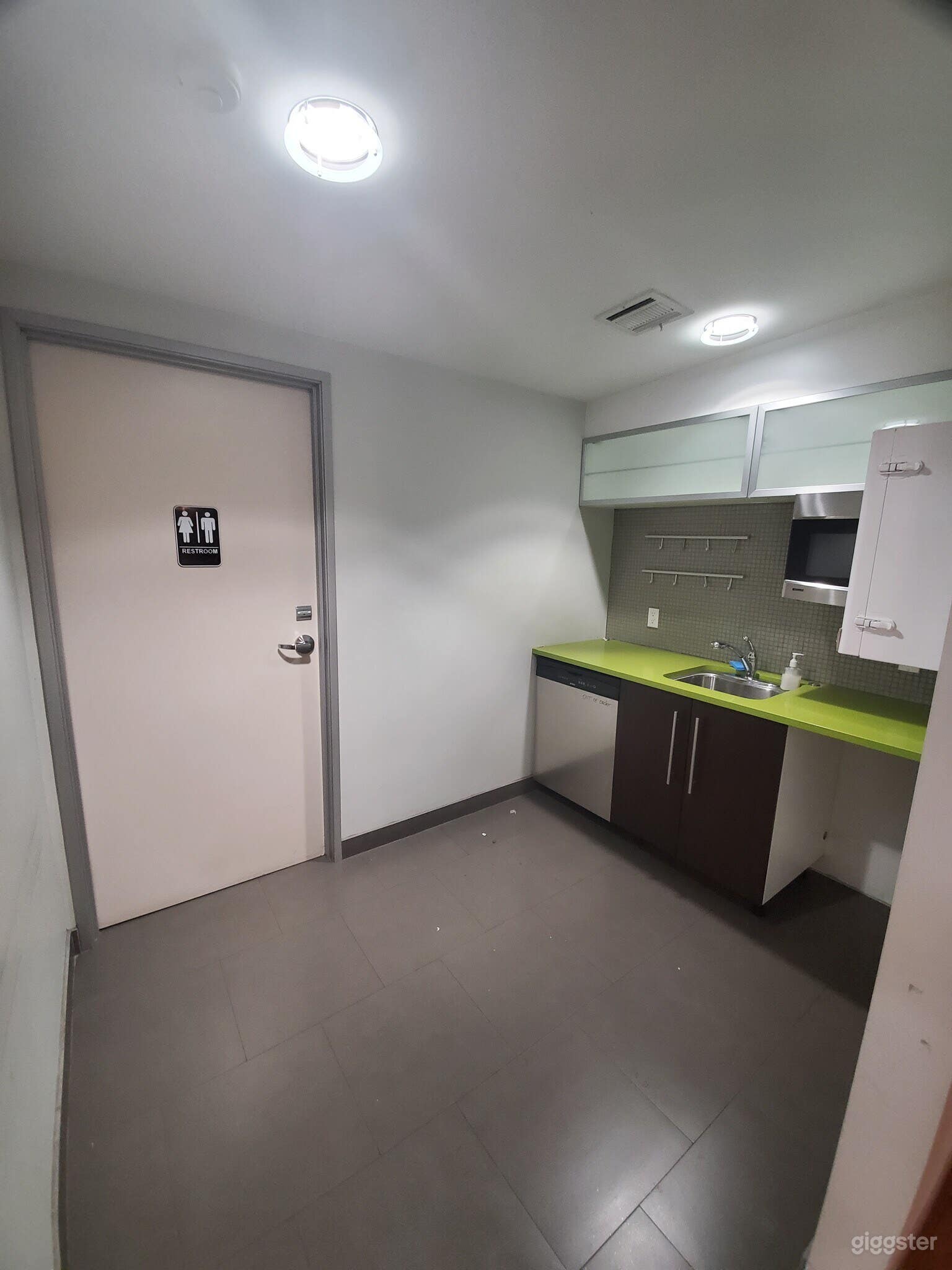 Office Space with Both Traditional and Unique Features Photo 4