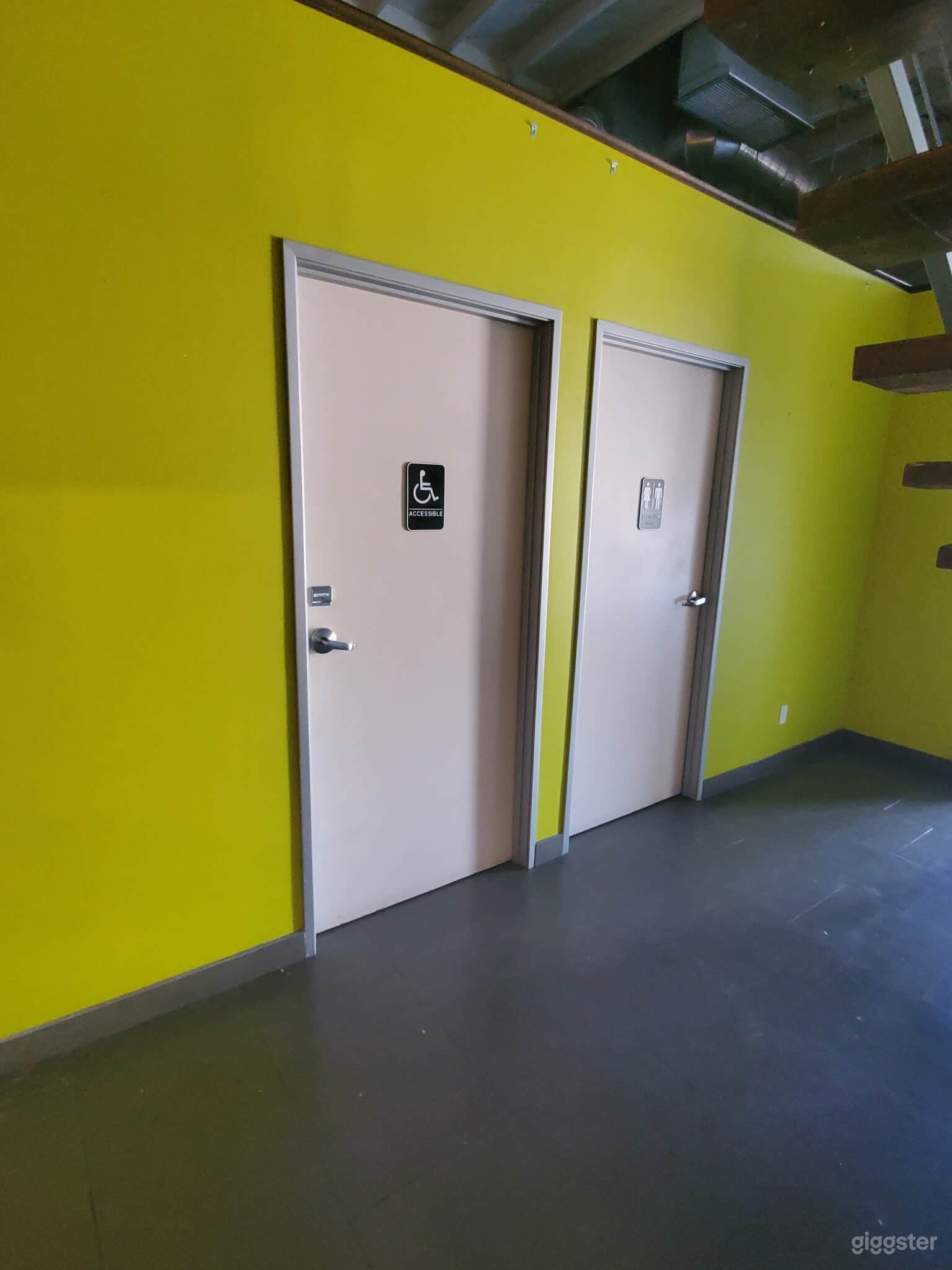 Office Space with Both Traditional and Unique Features Photo 3