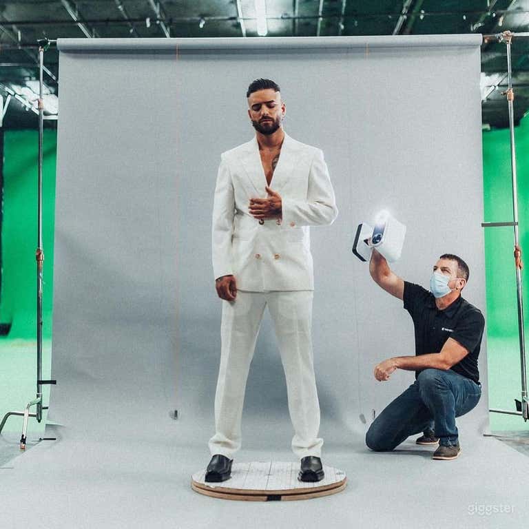  Maluma on Set 
